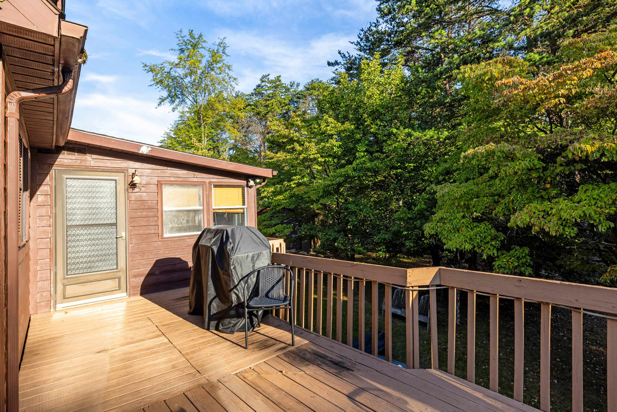 Group-friendly cabin w/ hot tub & deck