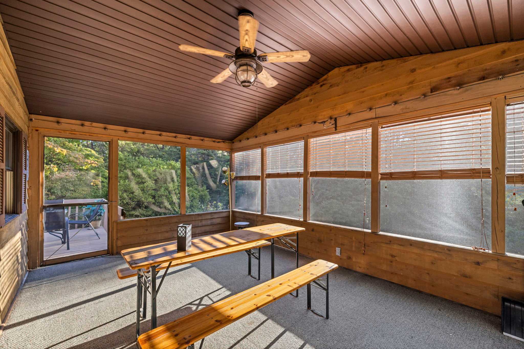 Group-friendly cabin w/ hot tub & deck