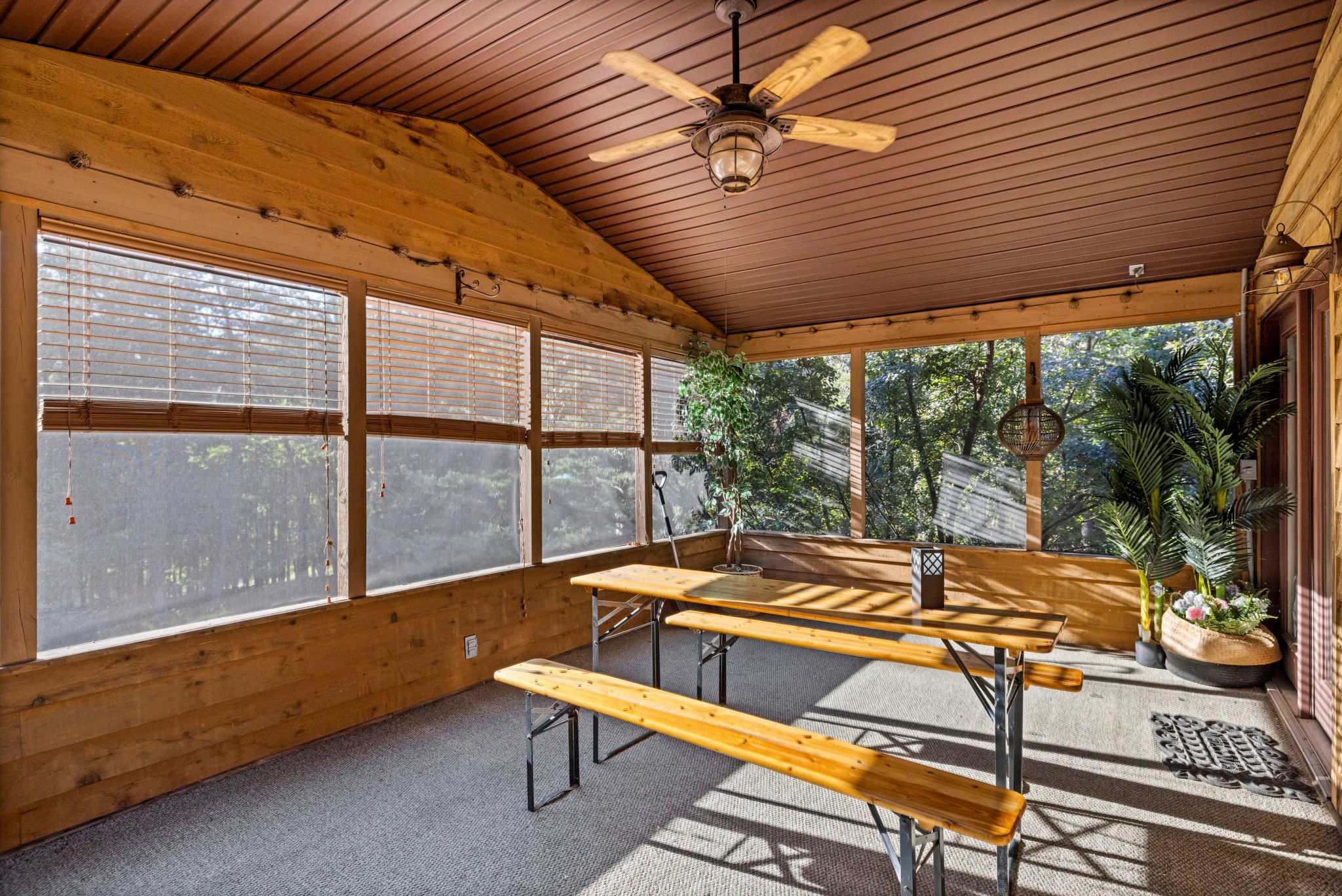 Group-friendly cabin w/ hot tub & deck