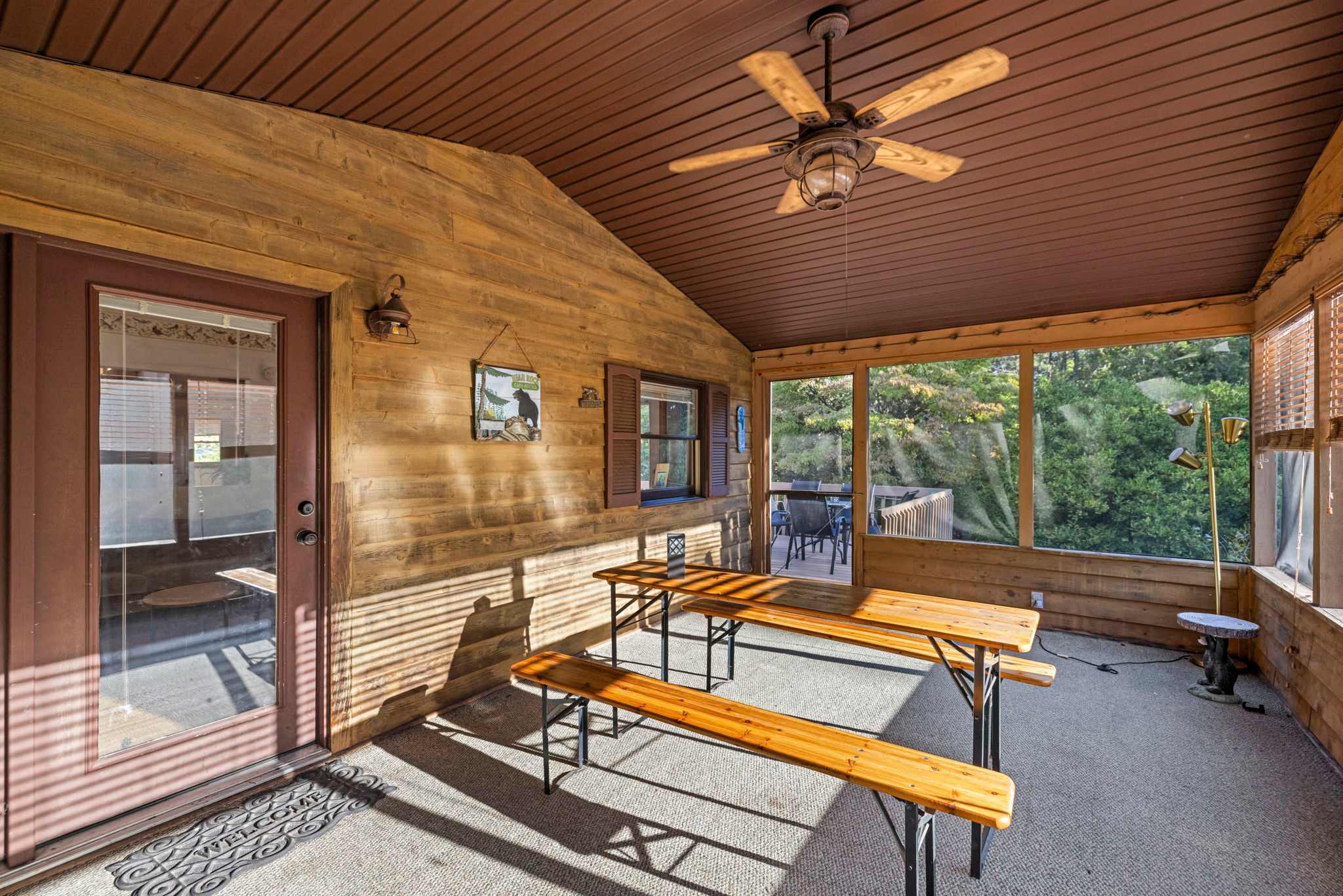 Group-friendly cabin w/ hot tub & deck