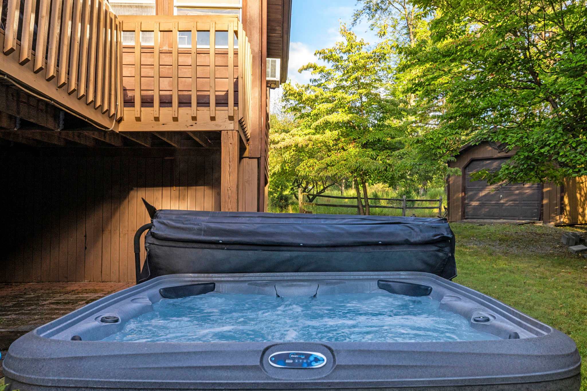 Group-friendly cabin w/ hot tub & deck