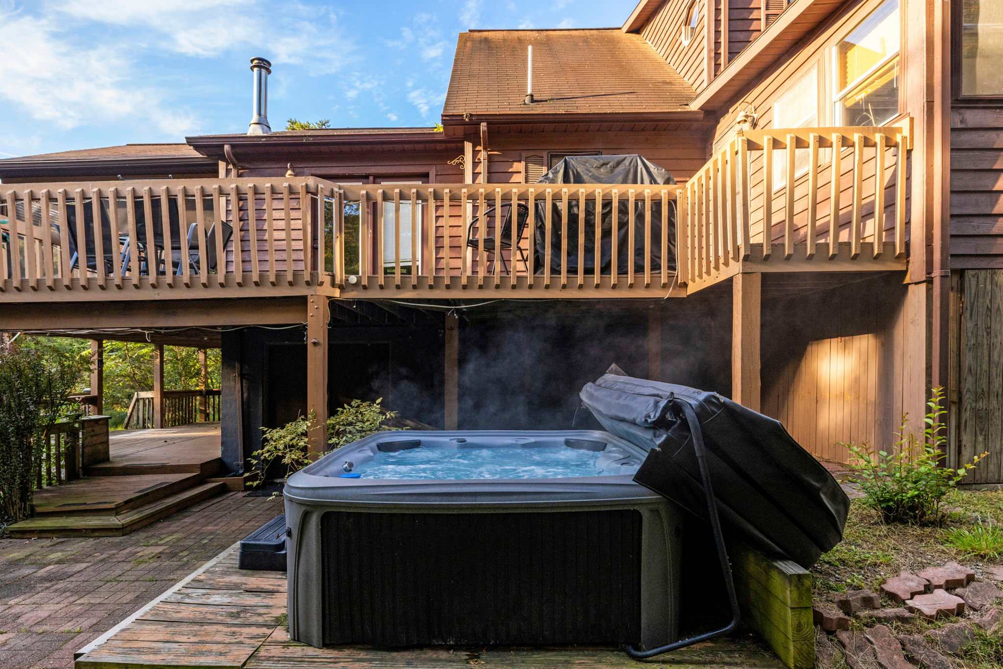 Group-friendly cabin w/ hot tub & deck