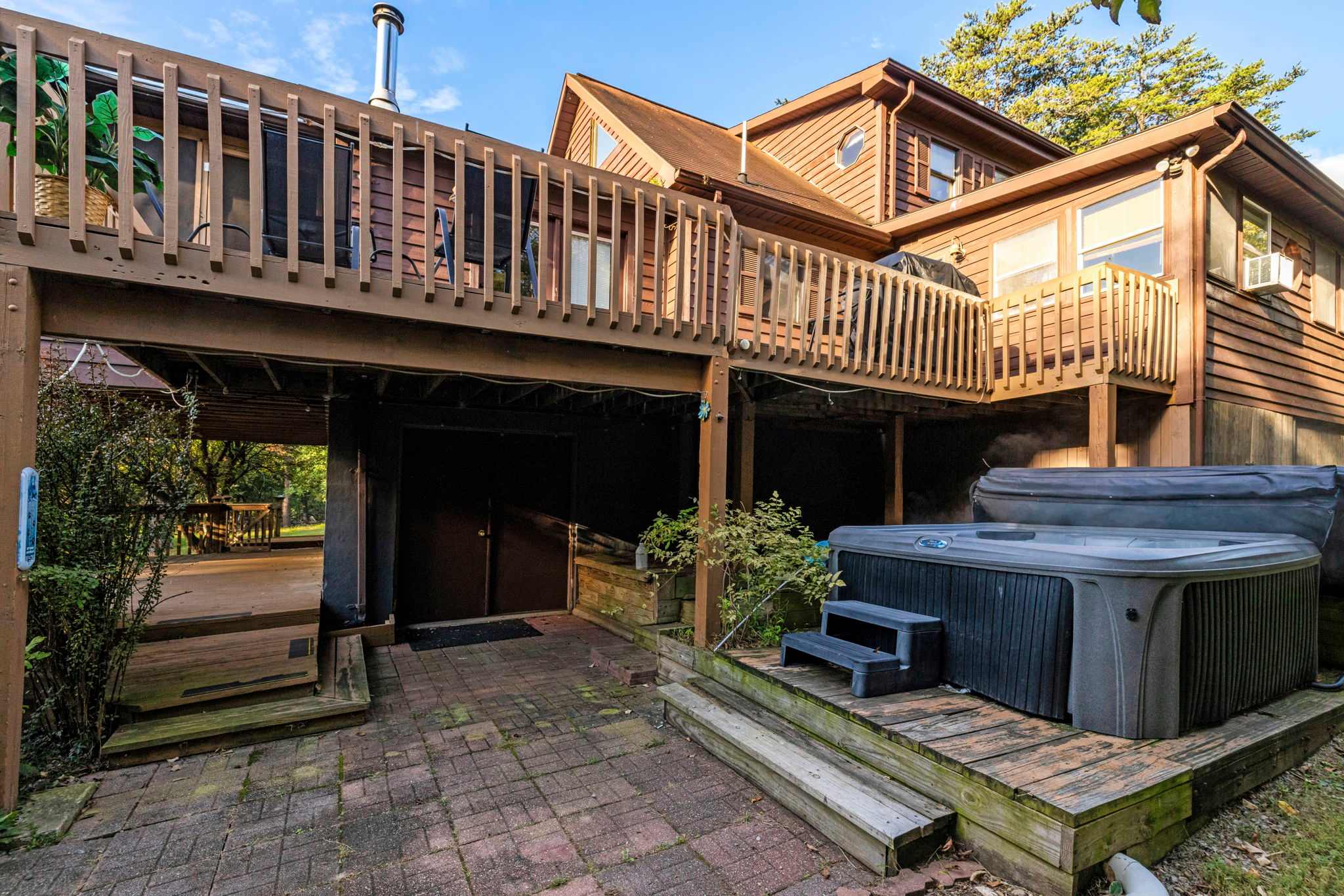 Group-friendly cabin w/ hot tub & deck