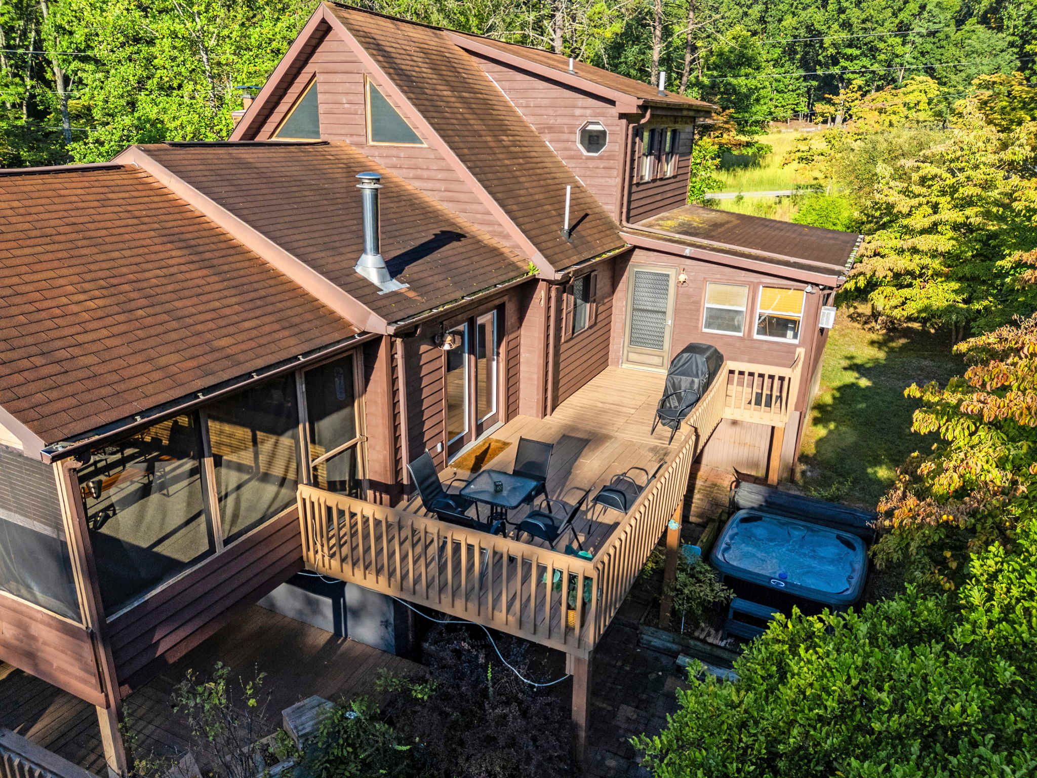 Group-friendly cabin w/ hot tub & deck