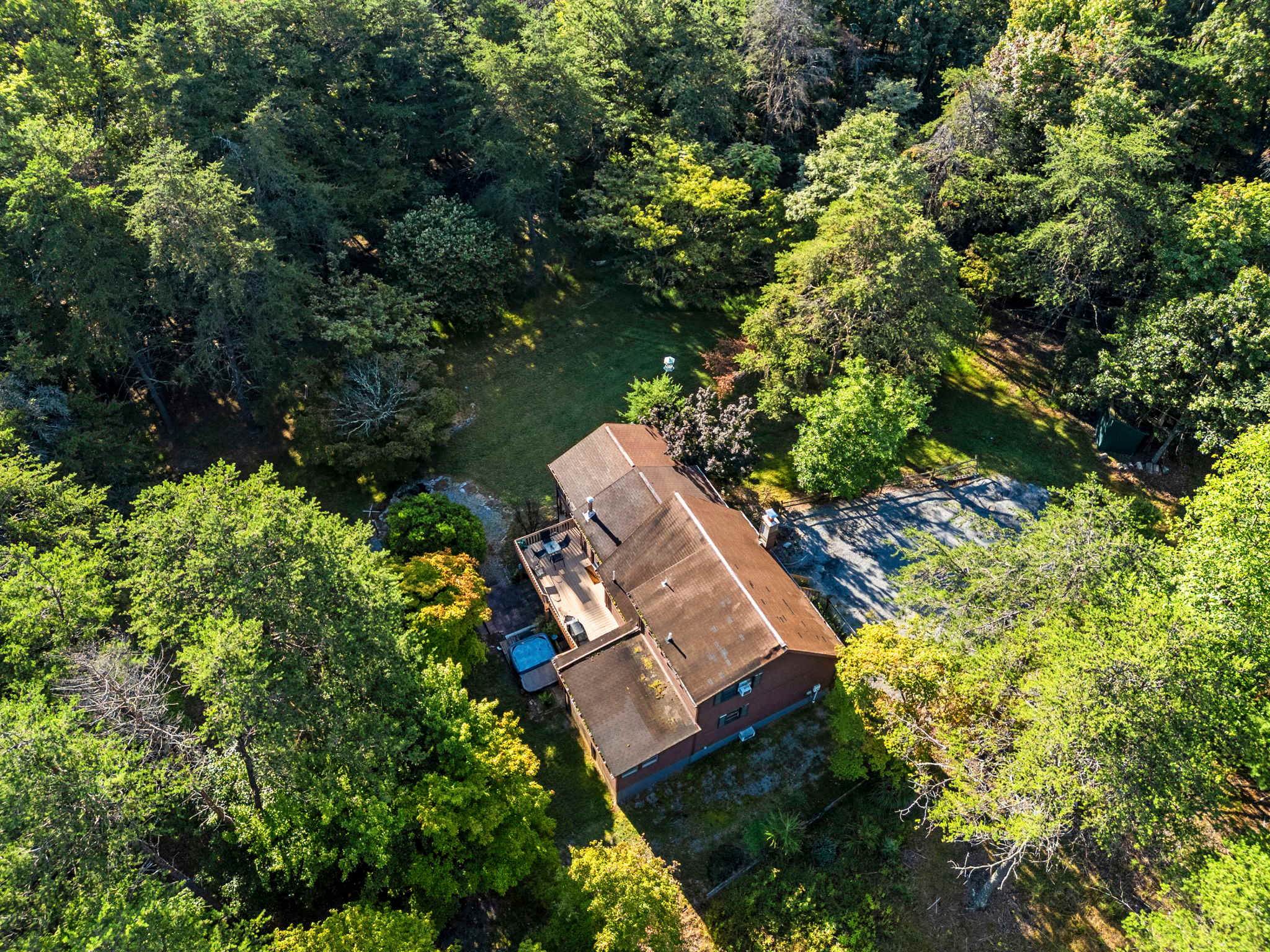 Group-friendly cabin w/ hot tub & deck