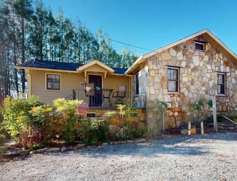 Classic cottage at Burntshirt Vineyards with 2 decks - steps from tasting room