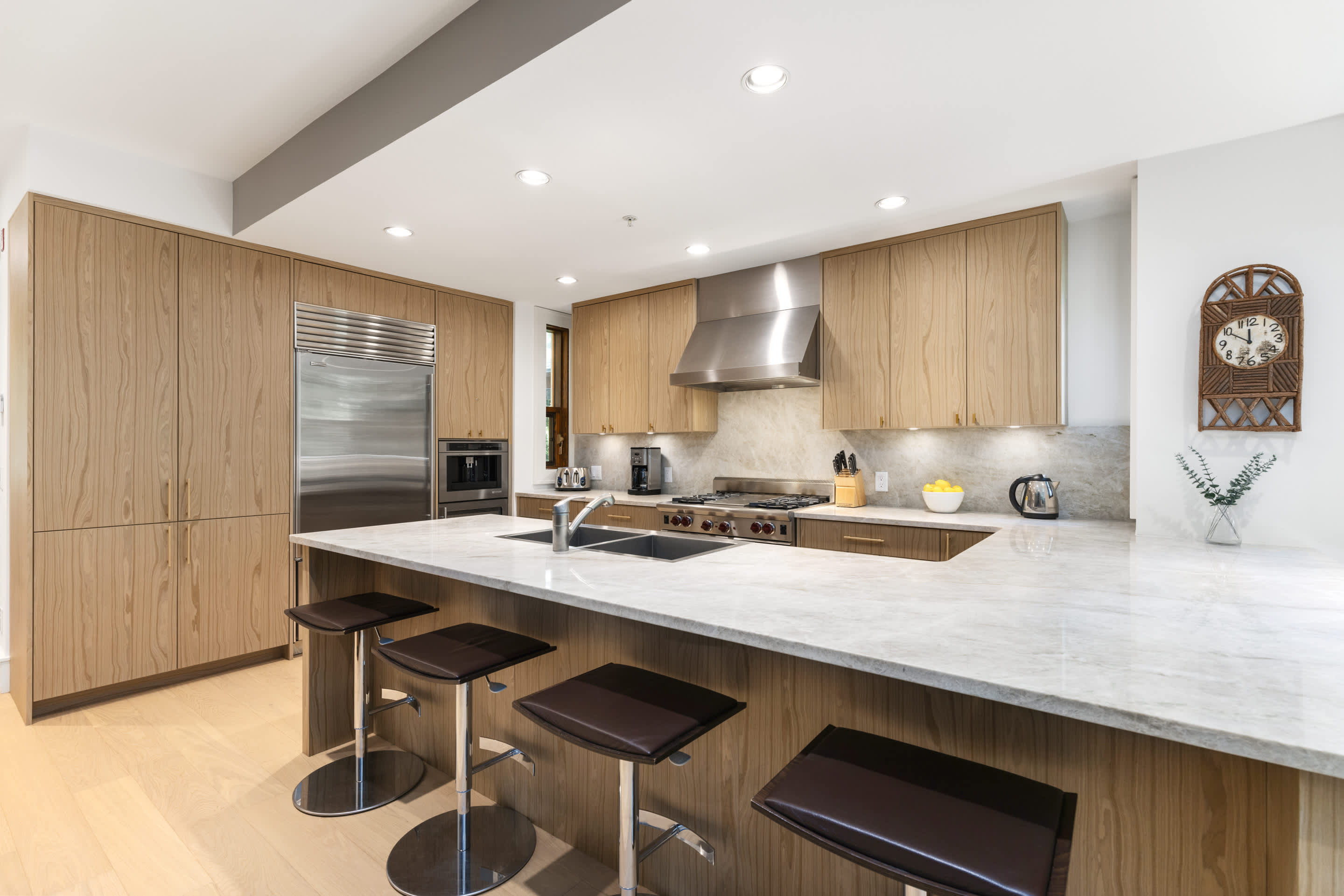 - Sleek kitchen with granite counters and stainless appliances 
- Spacious island with bar seating for breakfast or wine nights 
- Fully equipped for gourmet cooking and family feasts 