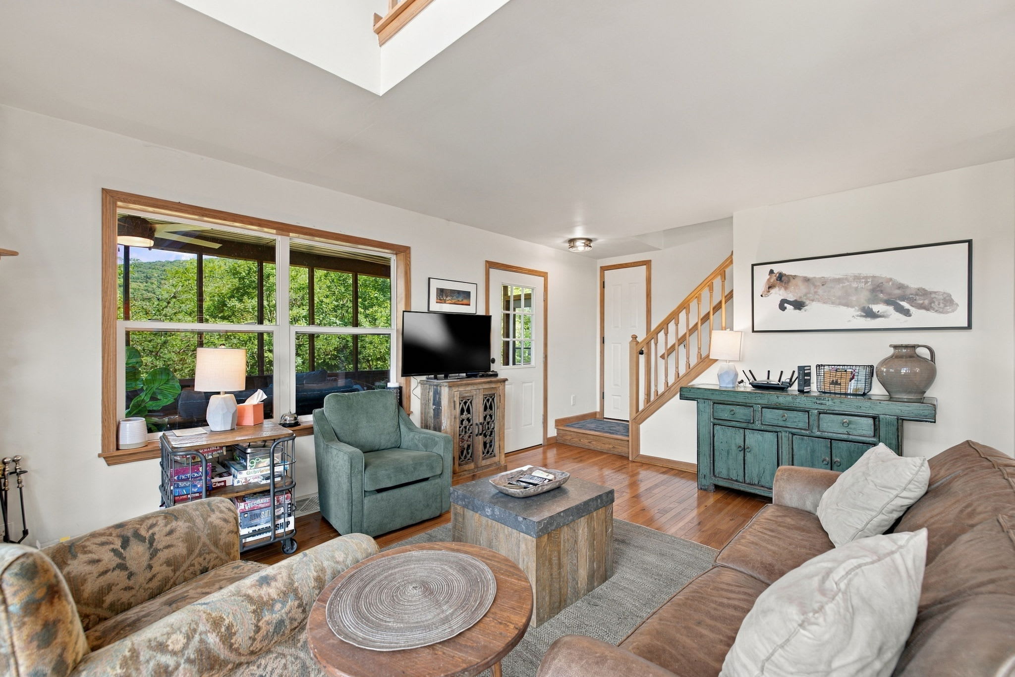 Rainy day? No problem. This cabin has plenty to keep everyone entertained without leaving the property. Whether you’re planning a game tournament, curling up by the fire, or finding a quiet corner with a book, there’s space for everyone to enjoy the 