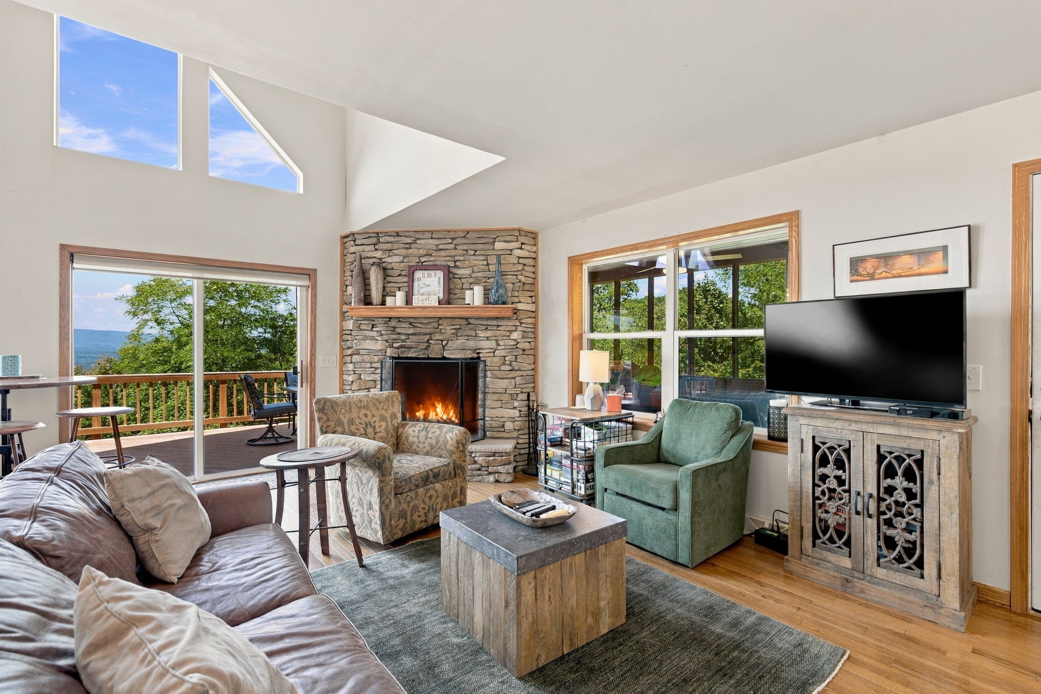 Berkeley Springs w/Hot Tub + Game Room + Fire Pit