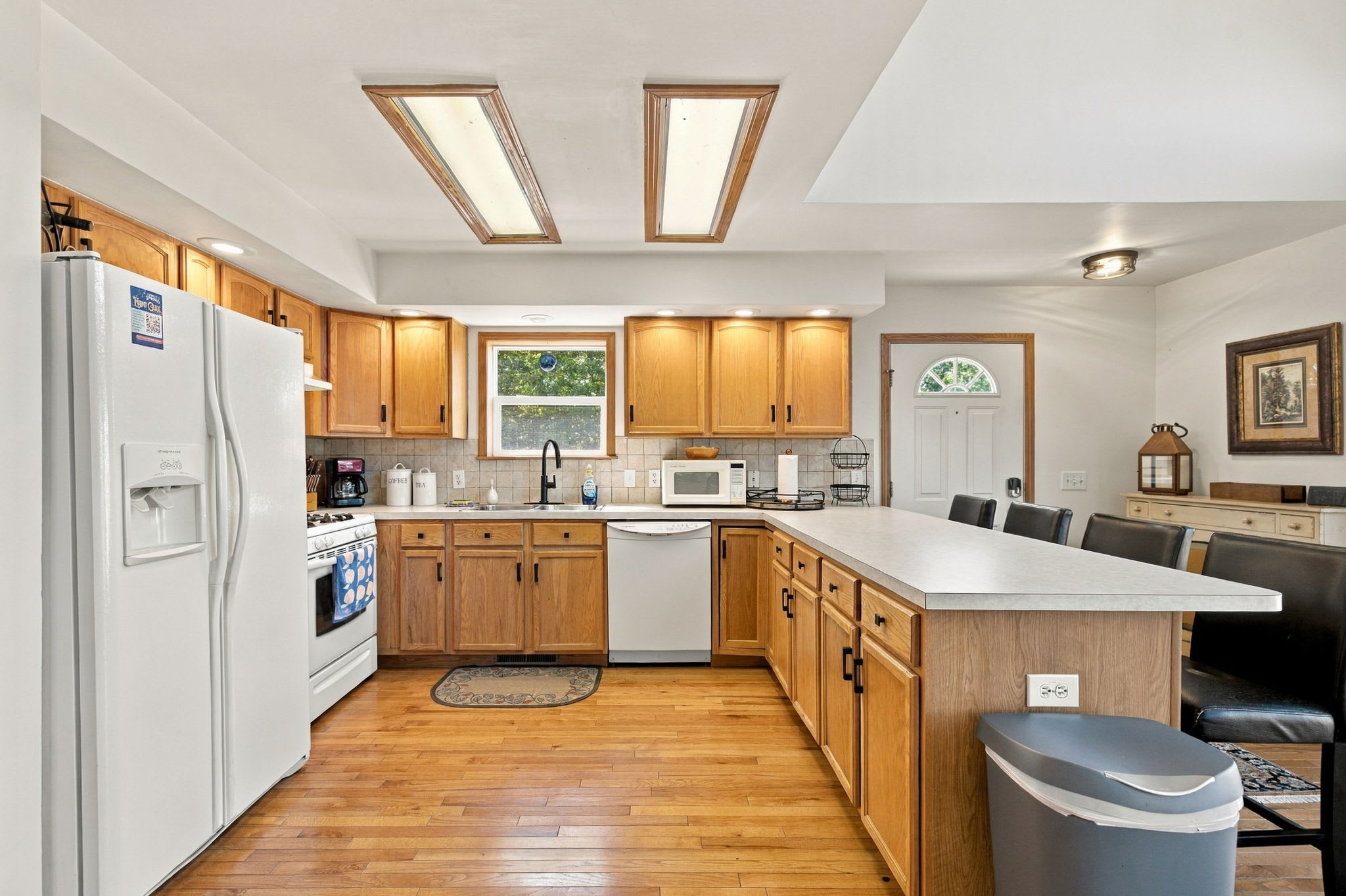 The fully equipped kitchen makes meals at home easy, whether you’re preparing breakfast before exploring Berkeley Springs or dinner after a day in the mountains.
