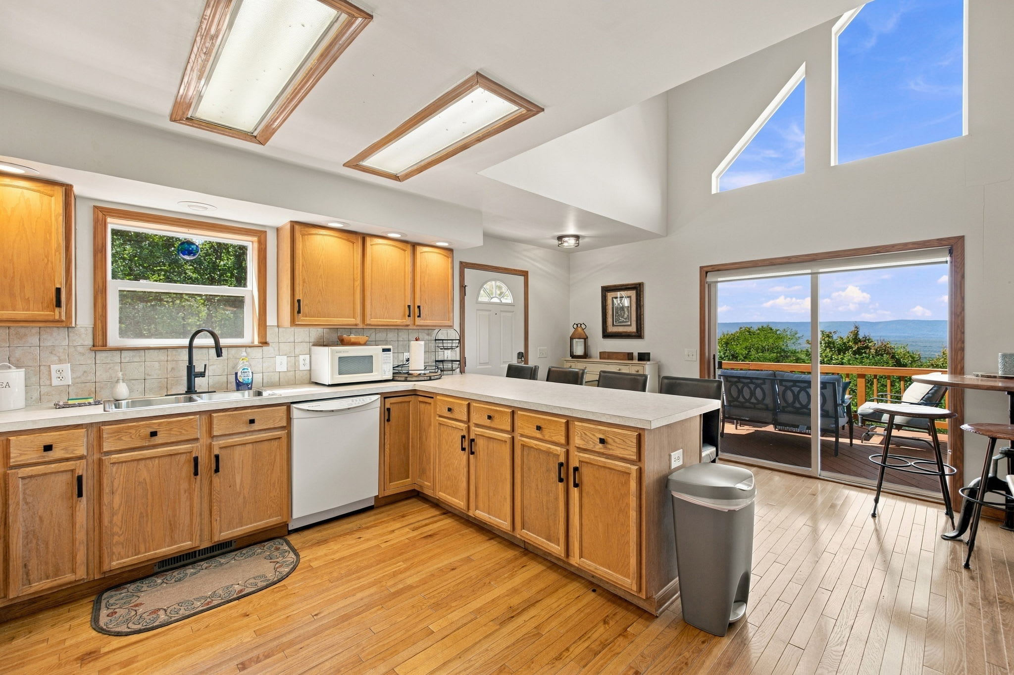 Berkeley Springs w/Hot Tub + Game Room + Fire Pit
