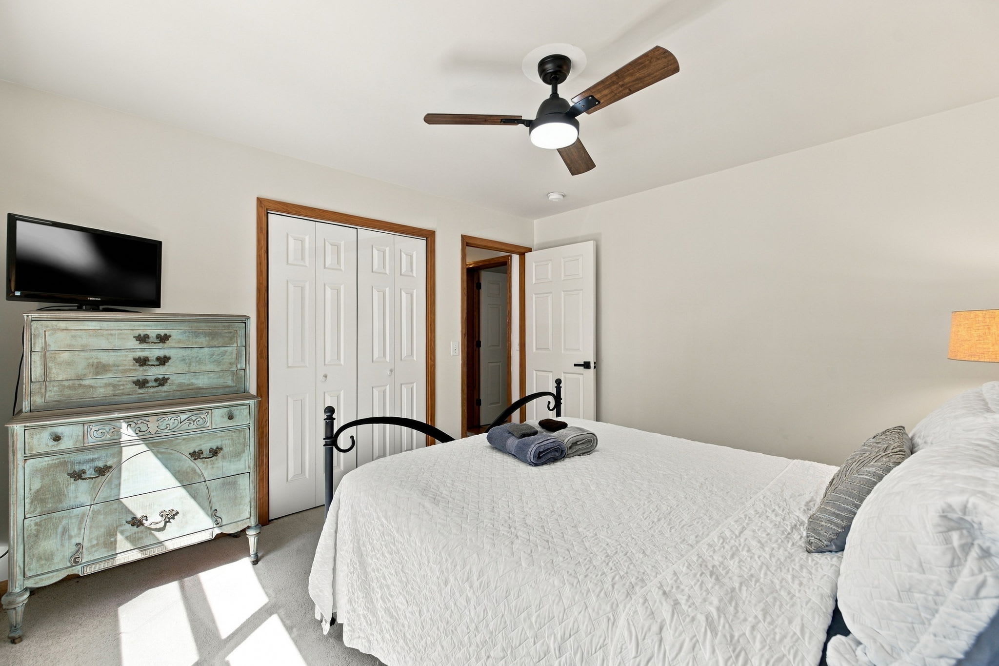 Berkeley Springs w/Hot Tub + Game Room + Fire Pit