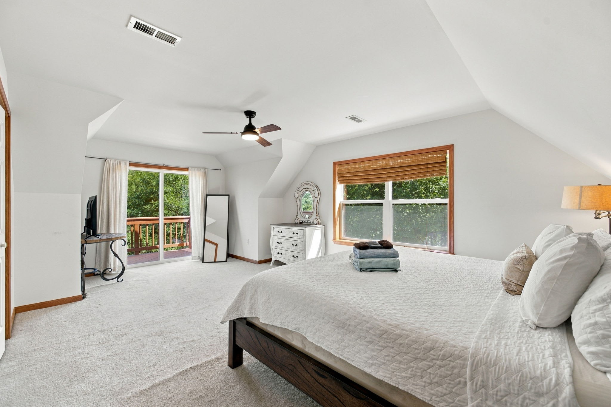 Berkeley Springs w/Hot Tub + Game Room + Fire Pit