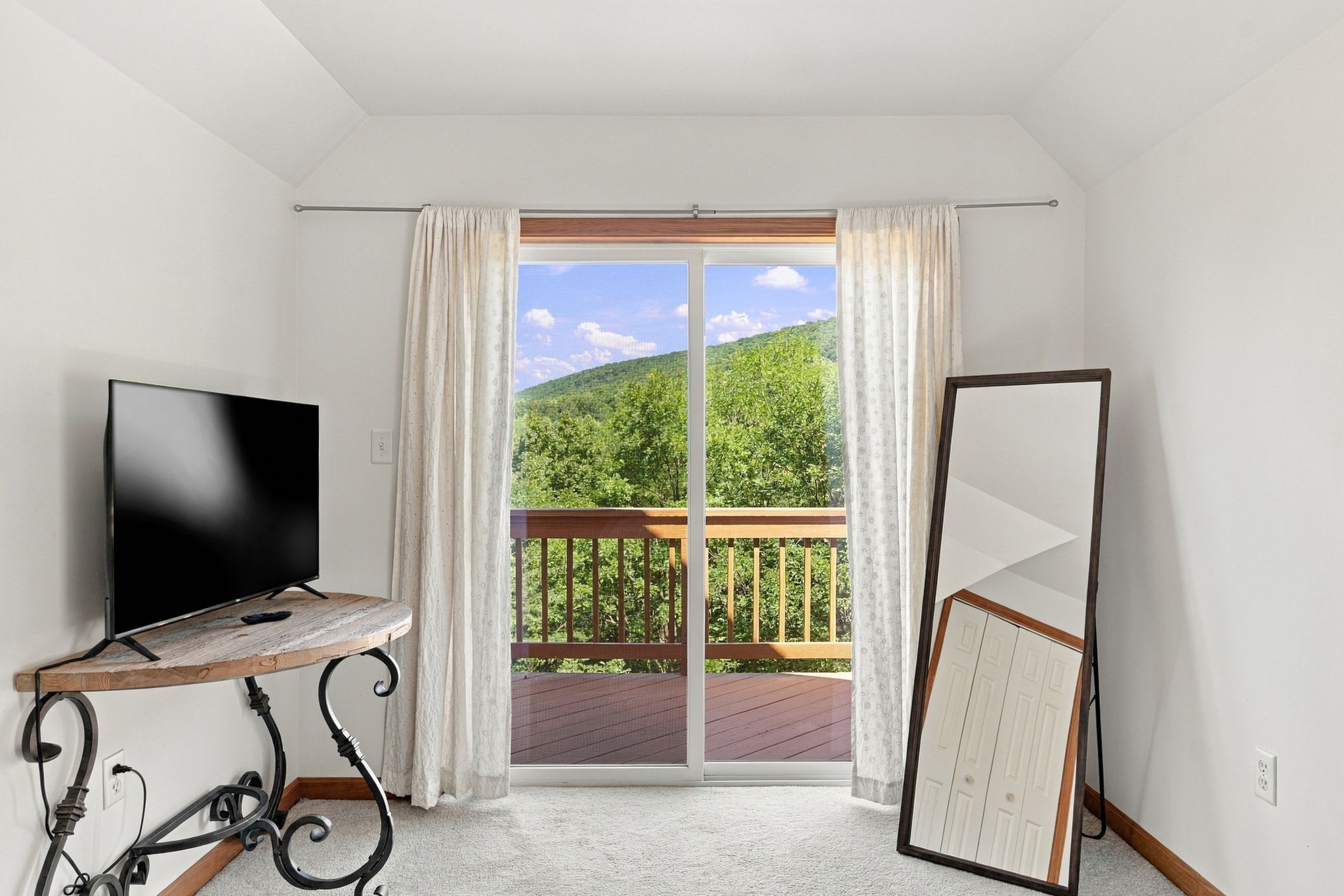 Berkeley Springs w/Hot Tub + Game Room + Fire Pit
