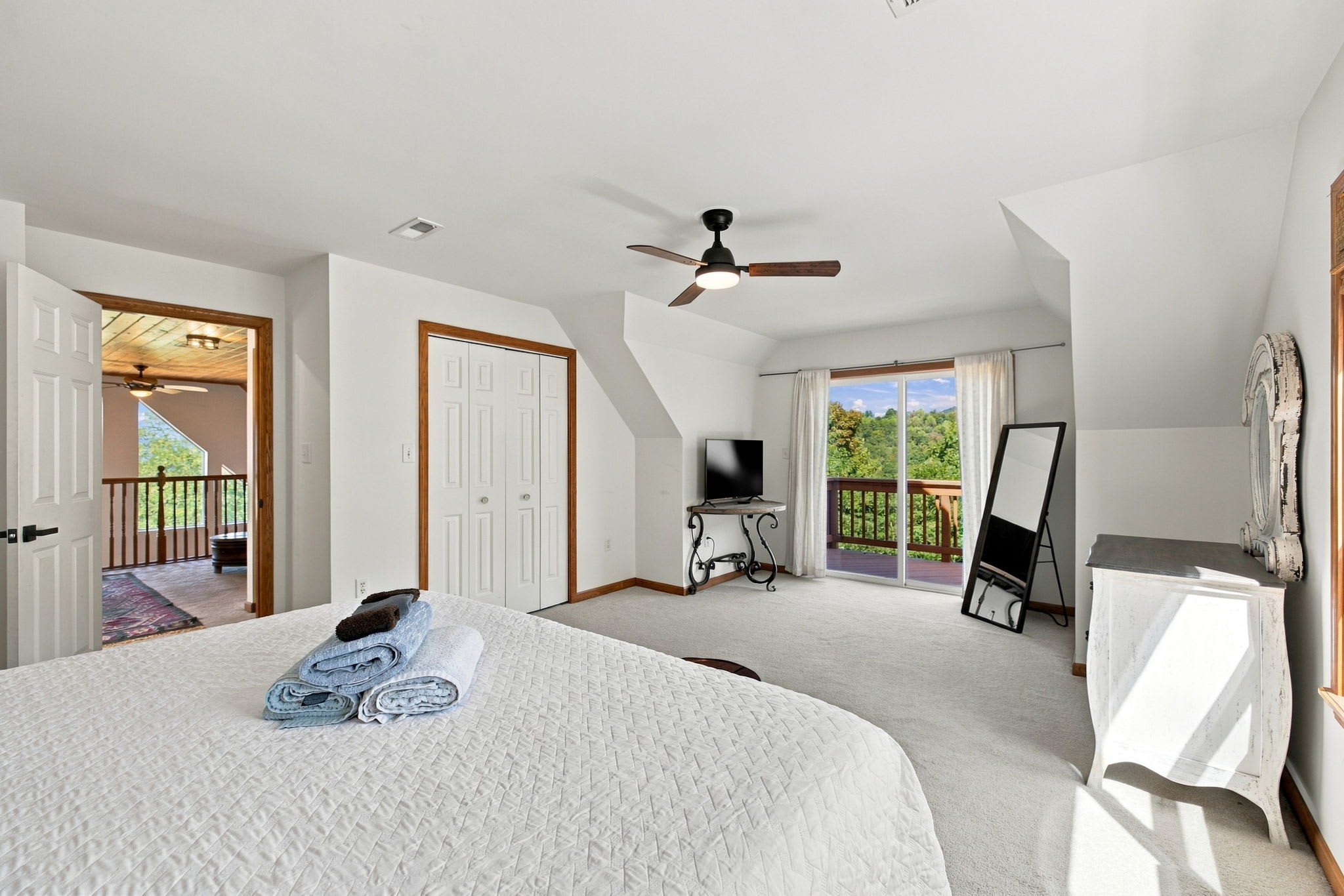Berkeley Springs w/Hot Tub + Game Room + Fire Pit