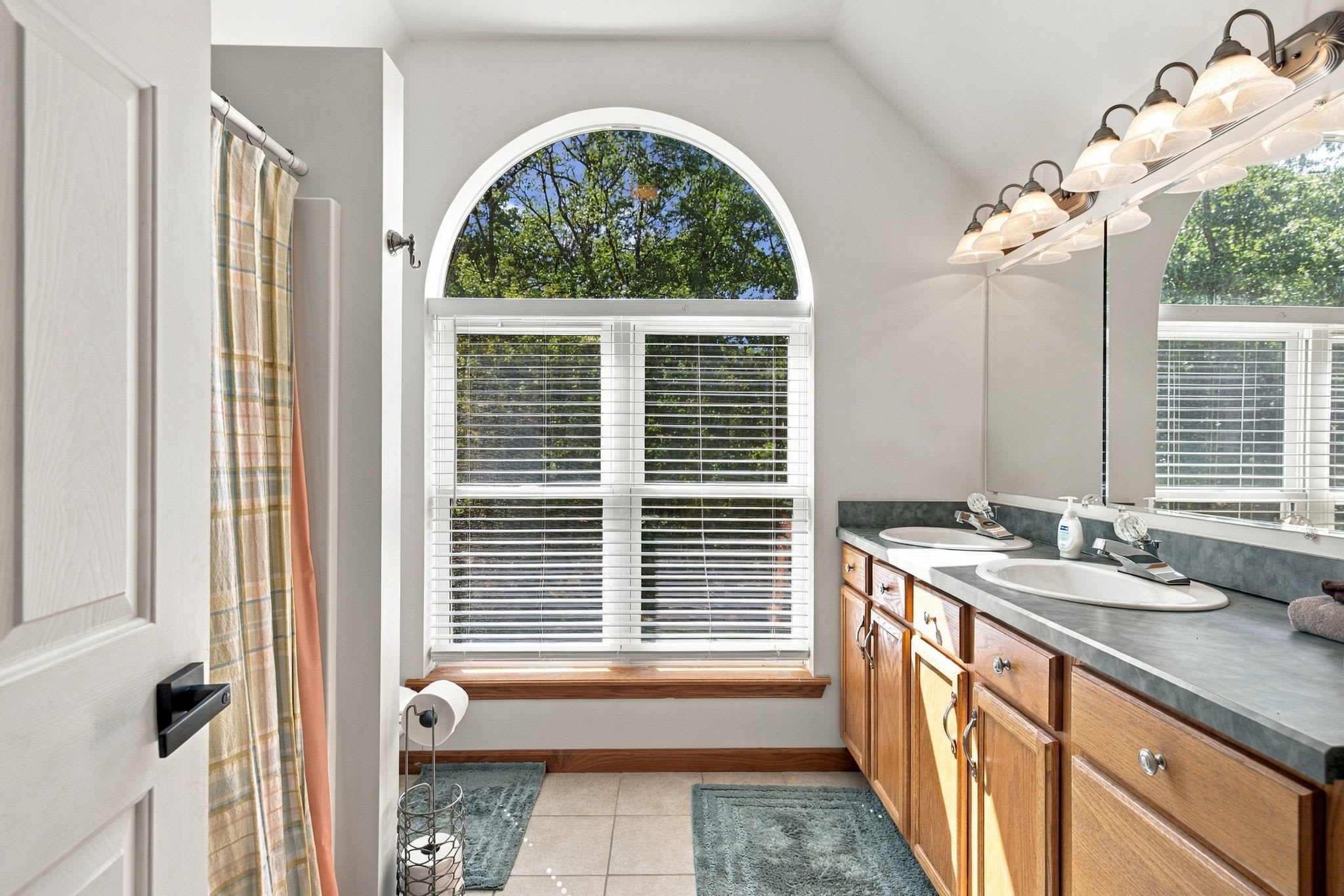 Berkeley Springs w/Hot Tub + Game Room + Fire Pit