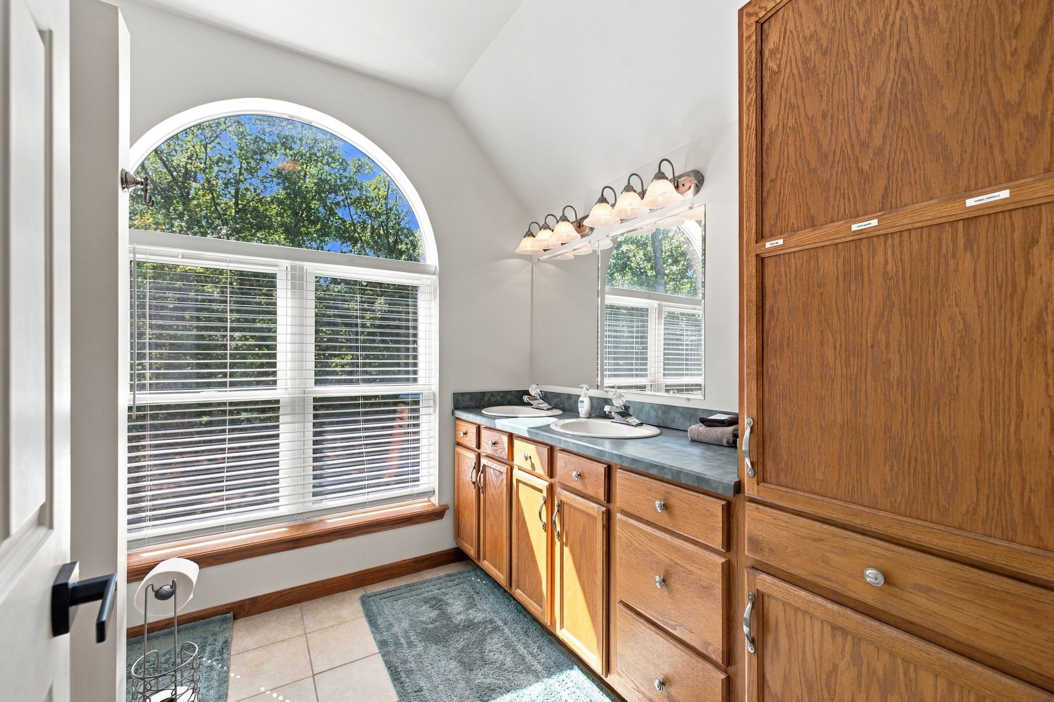 Berkeley Springs w/Hot Tub + Game Room + Fire Pit