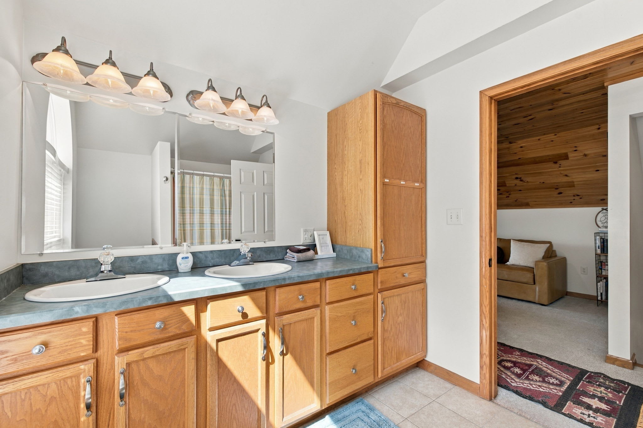 Upper Level: Full bathroom with shower/tub combination
