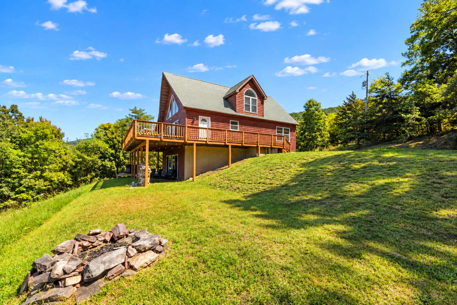 Berkeley Springs w/Hot Tub + Game Room + Fire Pit