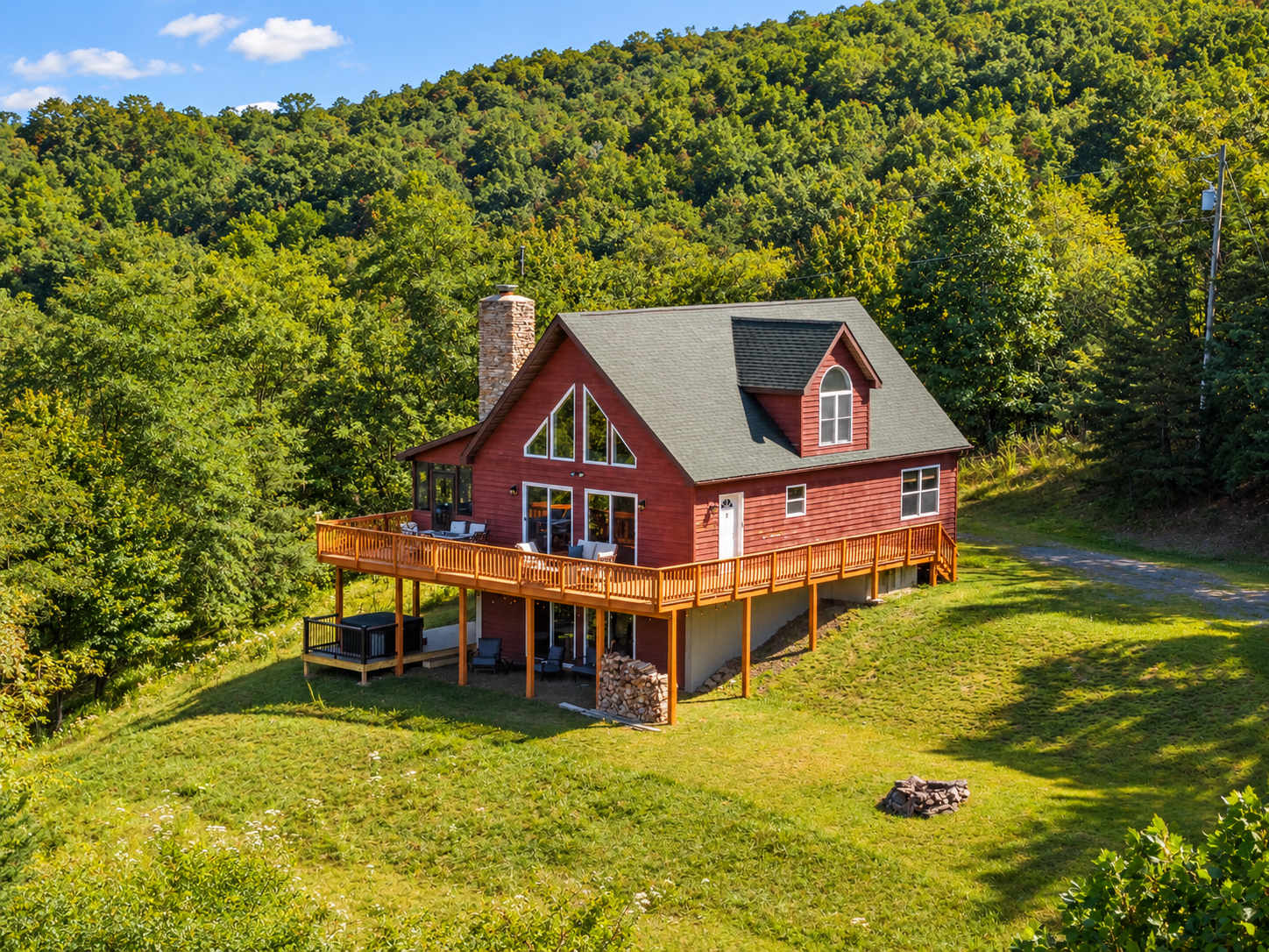 Berkeley Springs w/Hot Tub + Game Room + Fire Pit