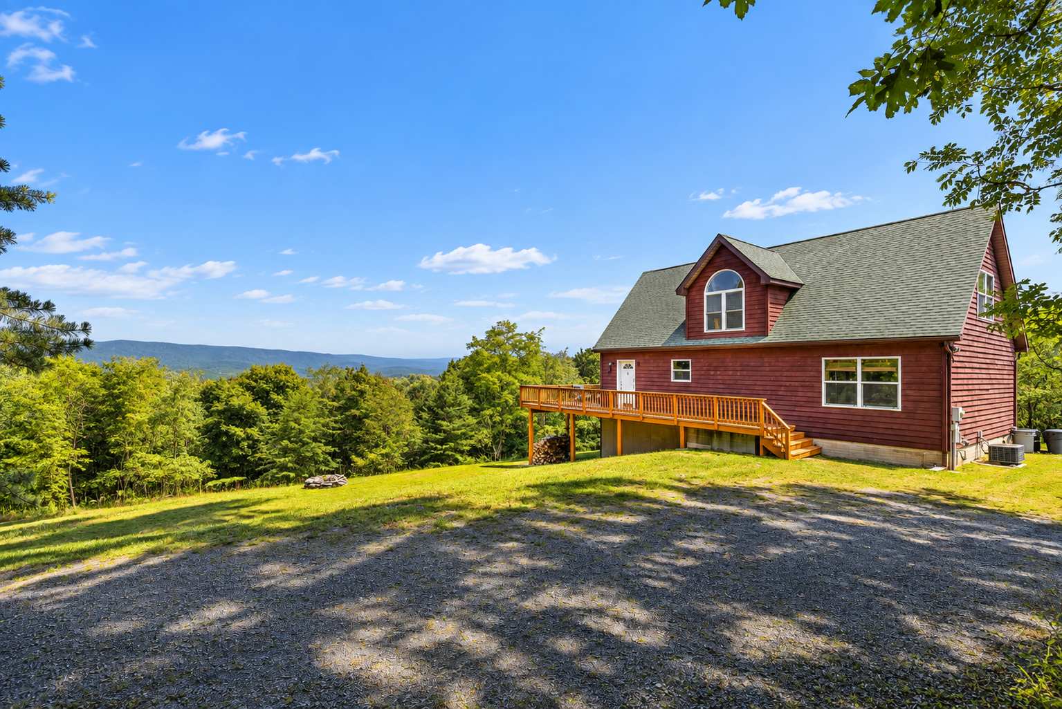 The private driveway provides parking for approximately 5–6 vehicles, making arrival and unloading easy for guests traveling together.
