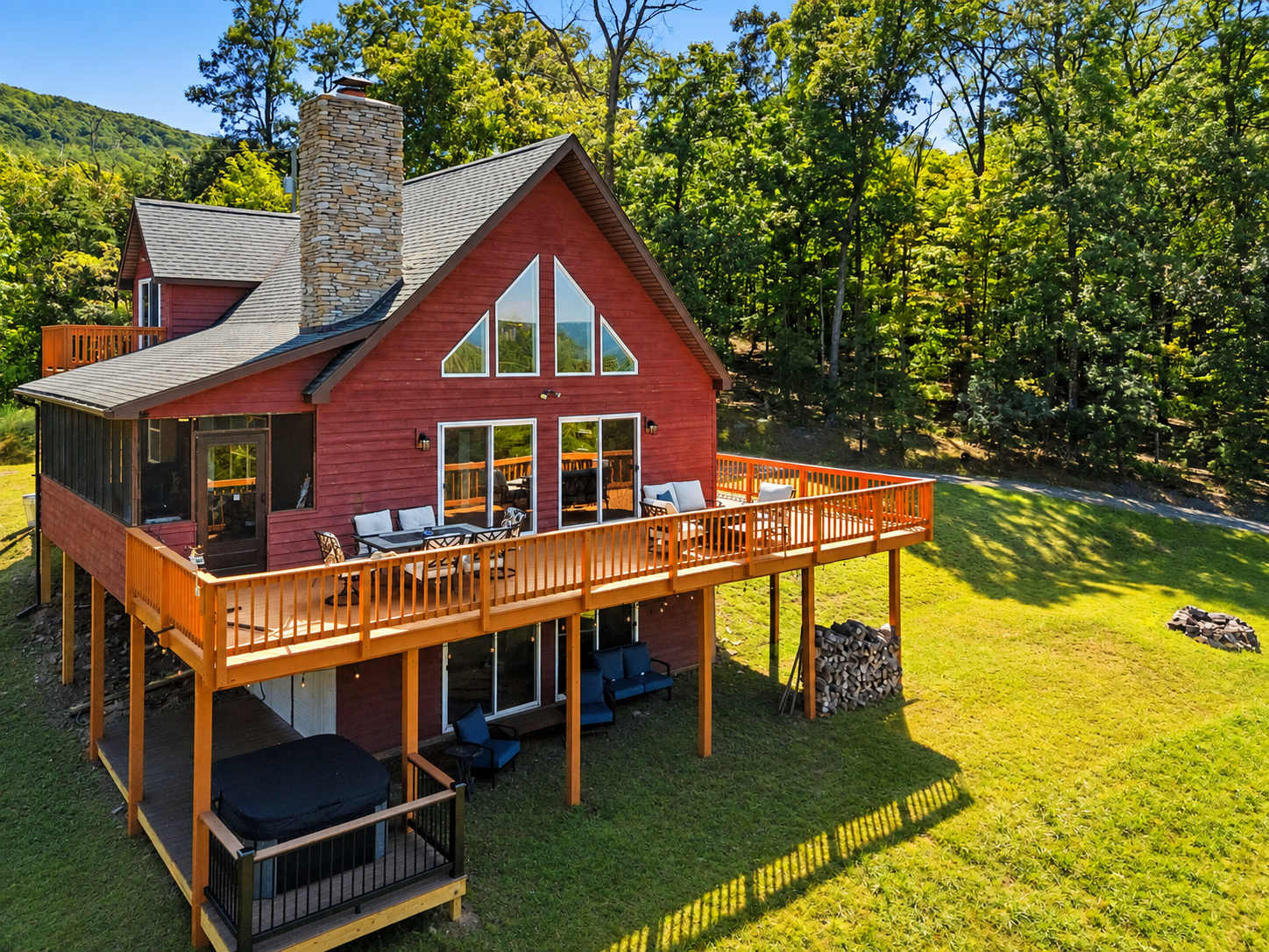 Berkeley Springs w/Hot Tub + Game Room + Fire Pit