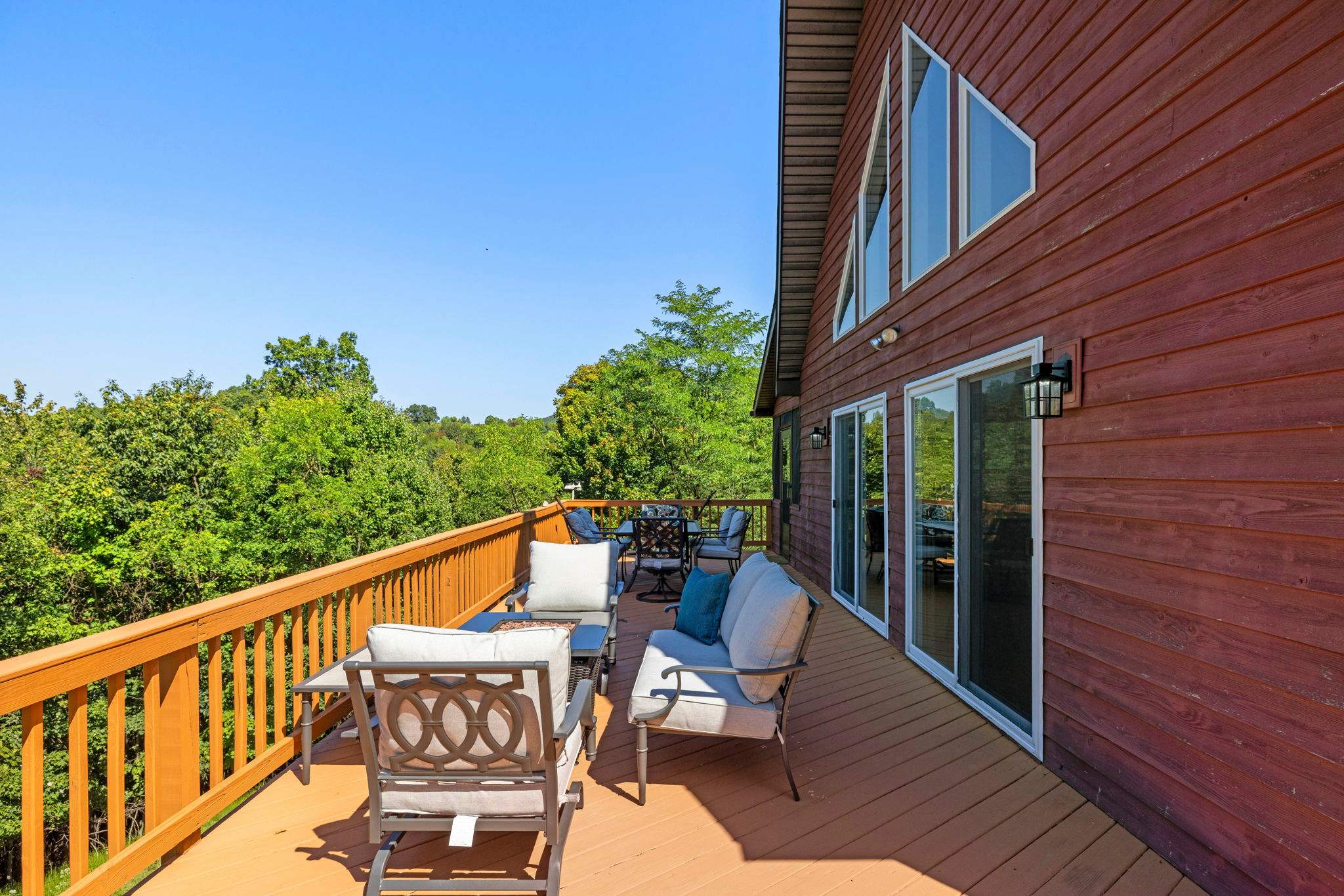 Berkeley Springs w/Hot Tub + Game Room + Fire Pit