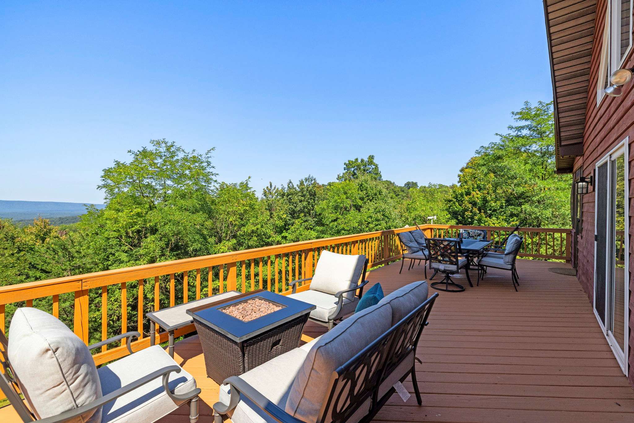 Berkeley Springs w/Hot Tub + Game Room + Fire Pit