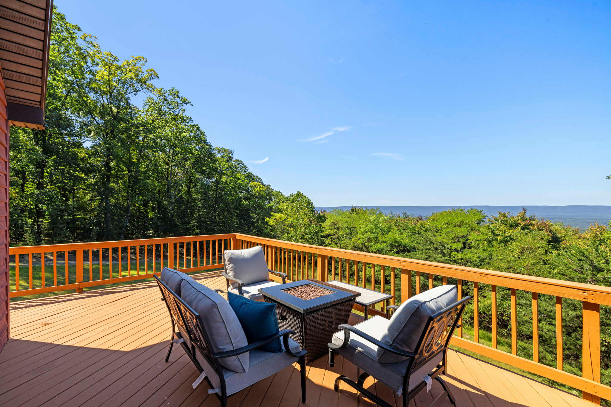 Berkeley Springs w/Hot Tub + Game Room + Fire Pit