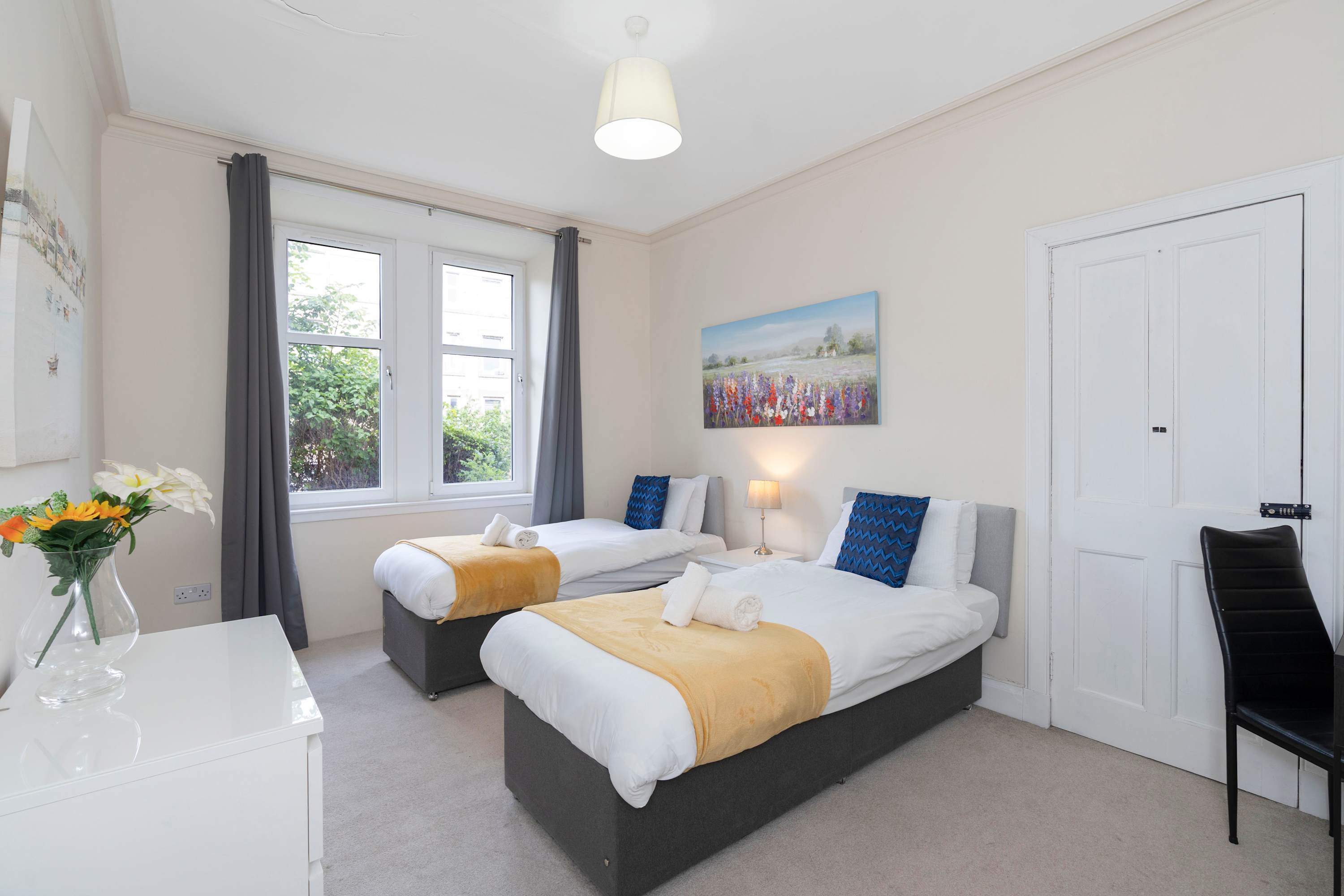 Morningside 2BR, Direct Bus to Old Town Edinburgh serviced apartment - UK - VivreStays