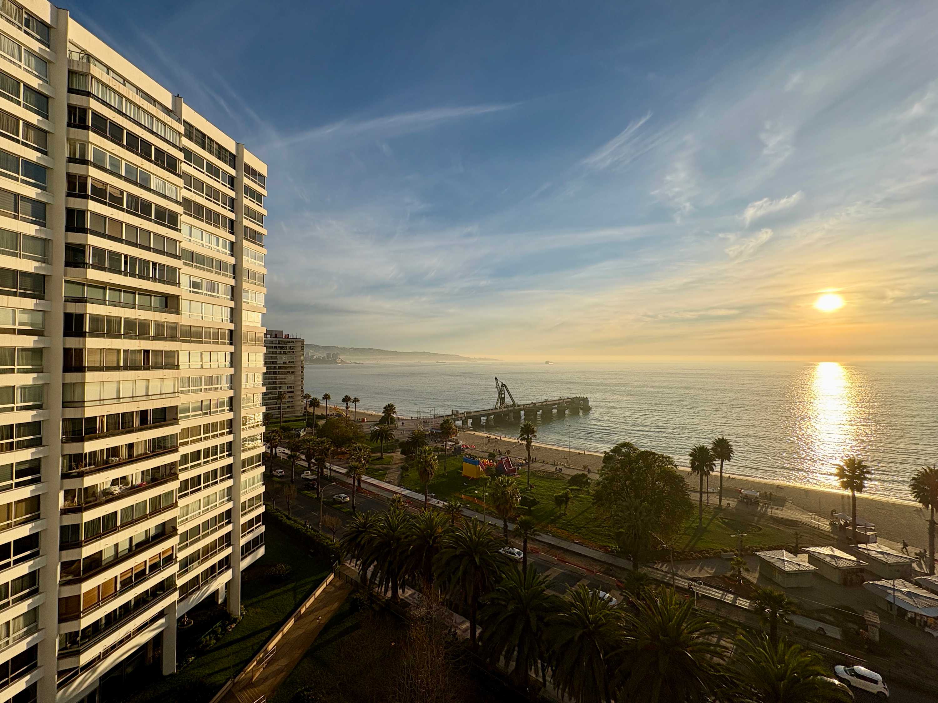 Ocean Front & Beach Access - Pool, Gym & Parking