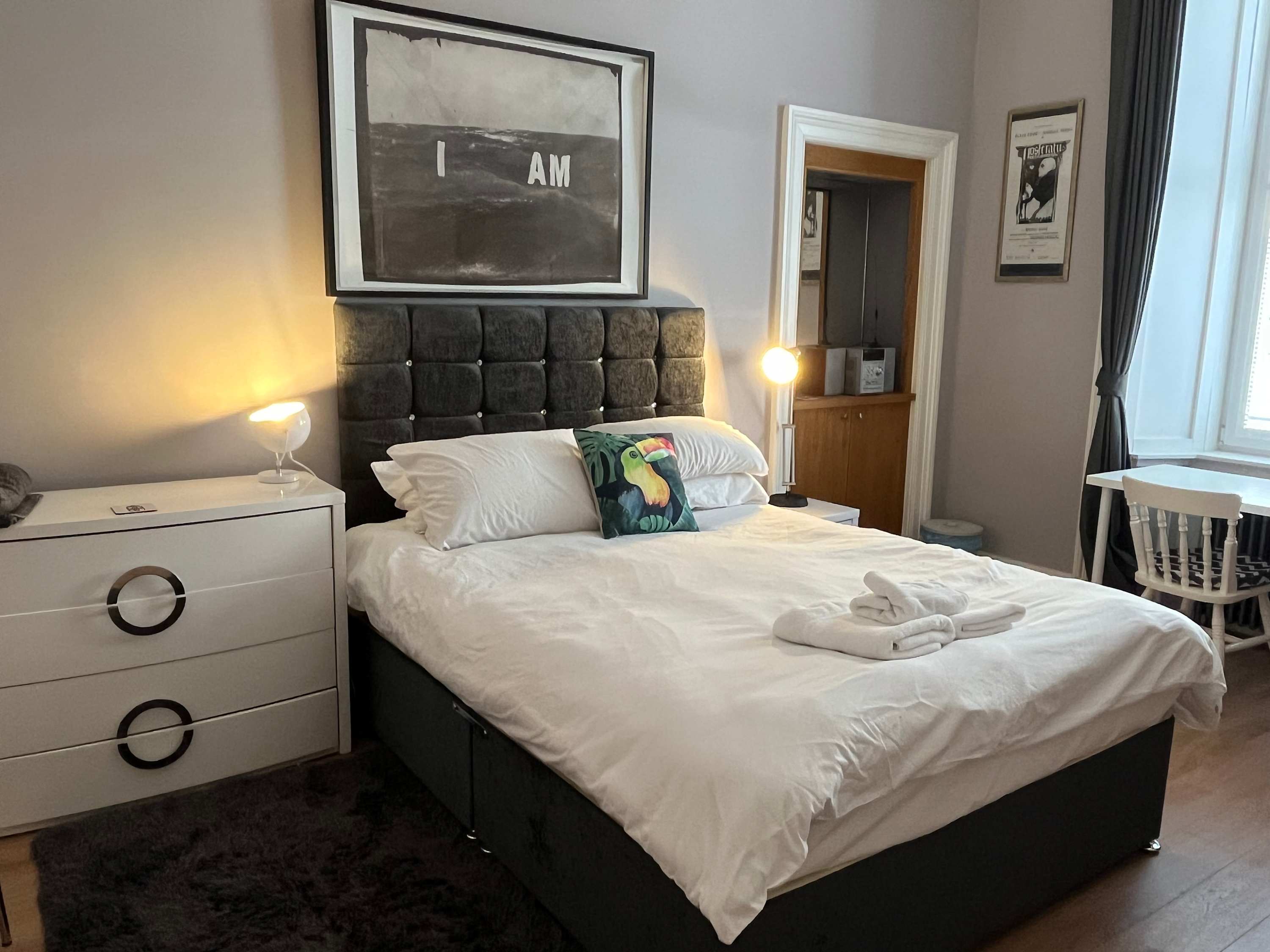 Spacious 3BR - Walk to Royal Mile & Castle — Edinburgh, Scotland — vacation rental