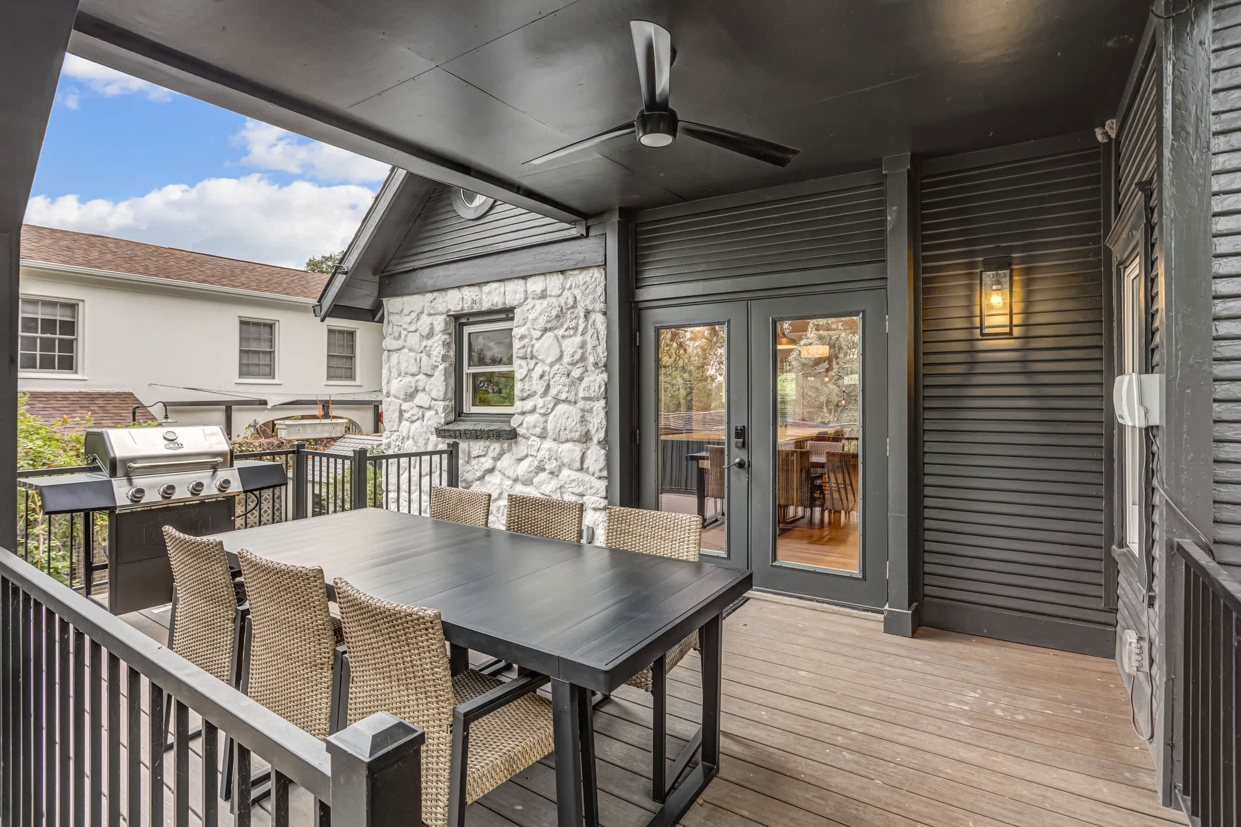 Outdoor dining for 6 with BBQ Grill