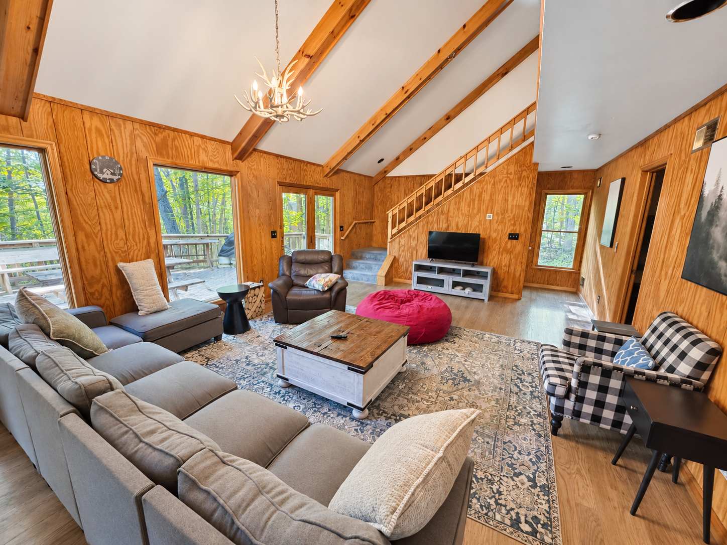 Huge Cabin w/Hot Tub, Grill, Pool Table & WiFi