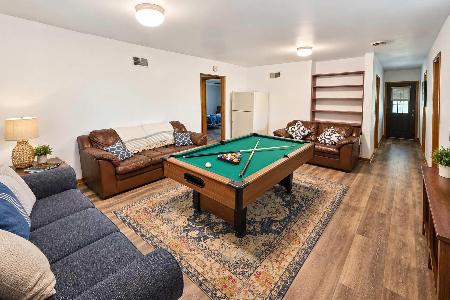 Huge Cabin w/Hot Tub, Grill, Pool Table & WiFi