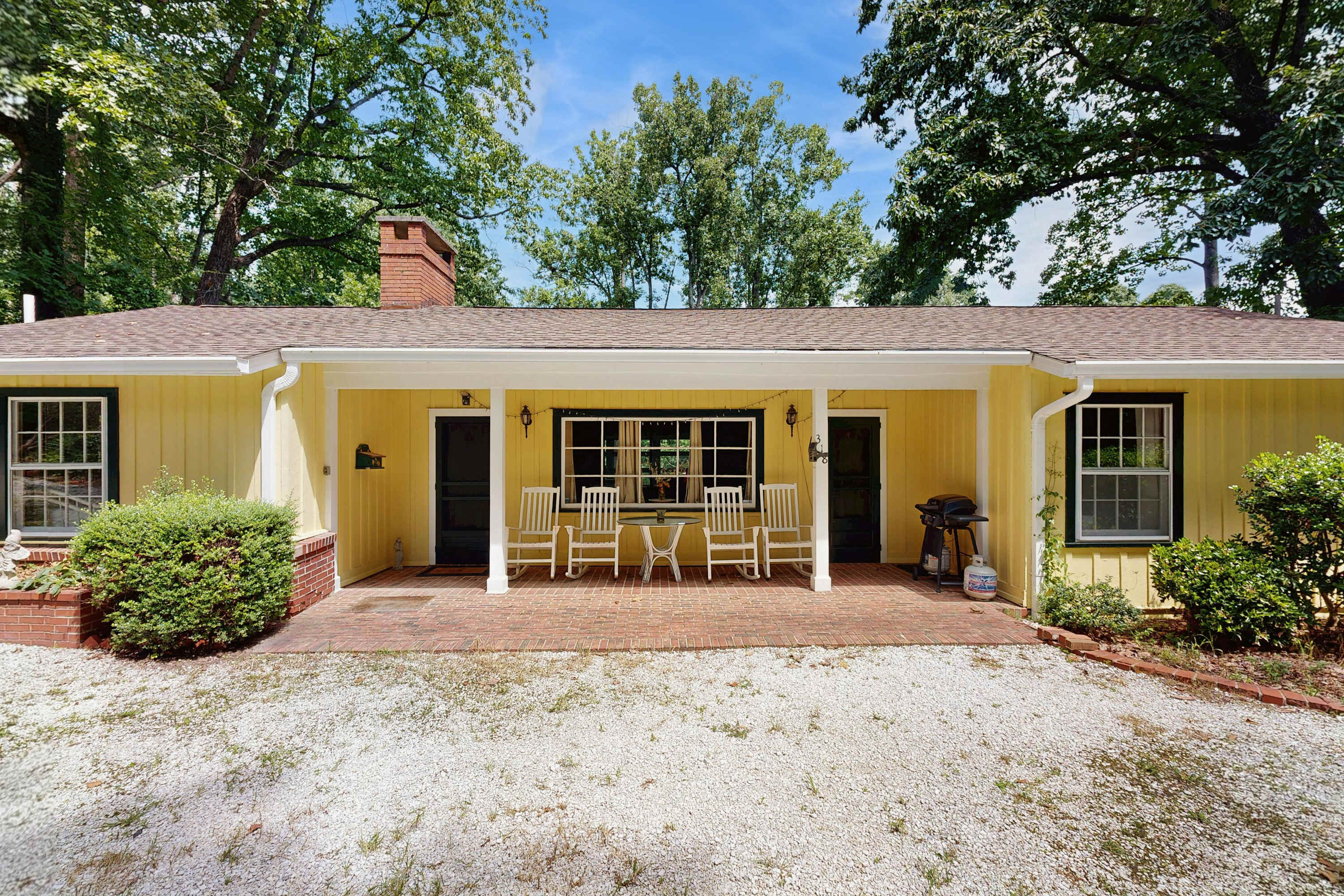 Lovely & inviting home with a sun porch, W&D & AC