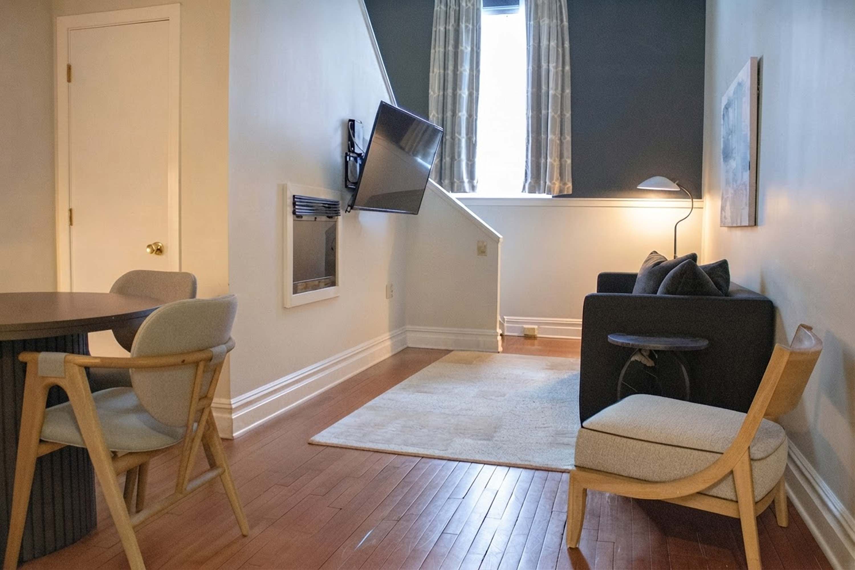Loft Queen Suite in Central Philly - StayCozy