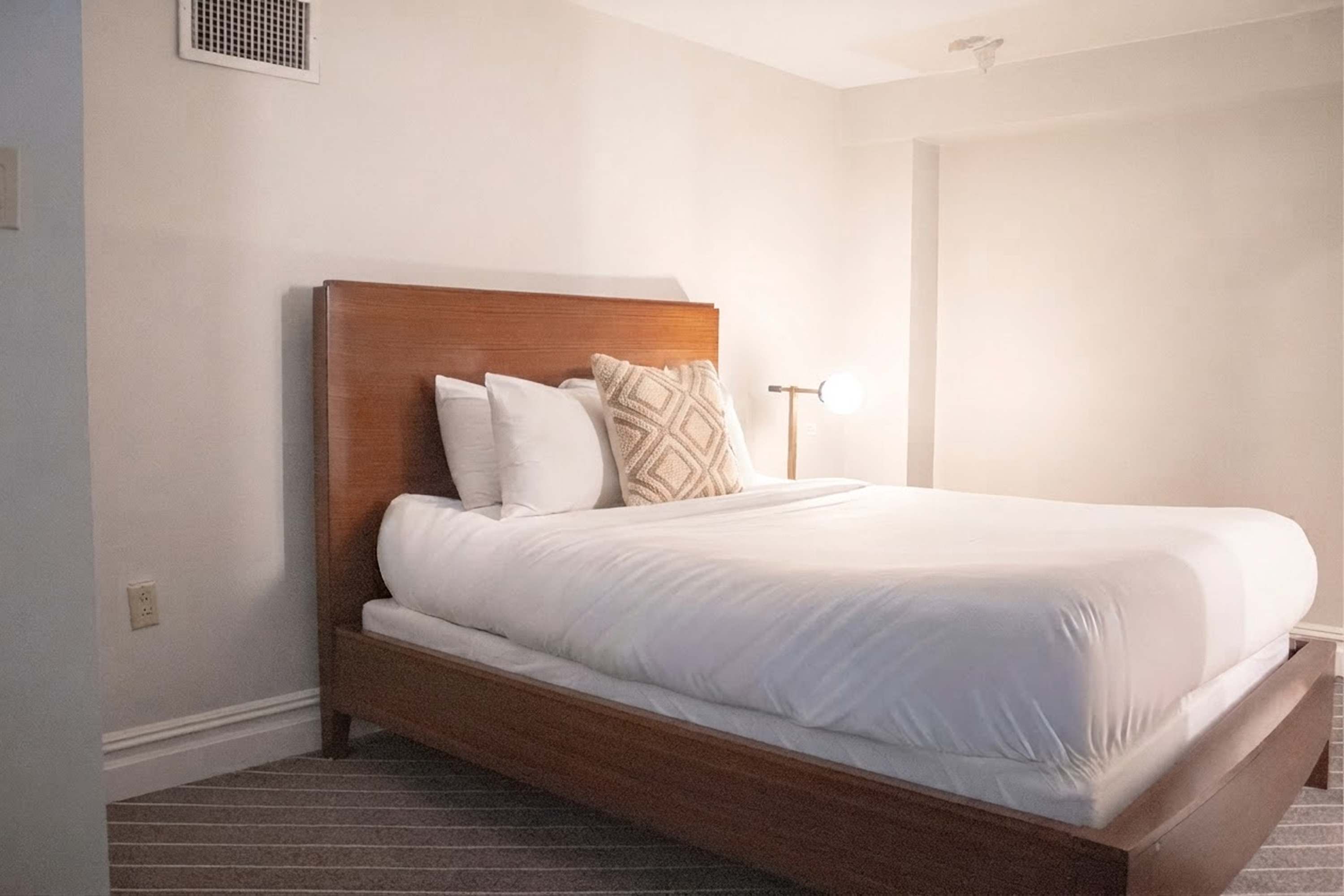 Loft Queen Suite in Central Philly - StayCozy