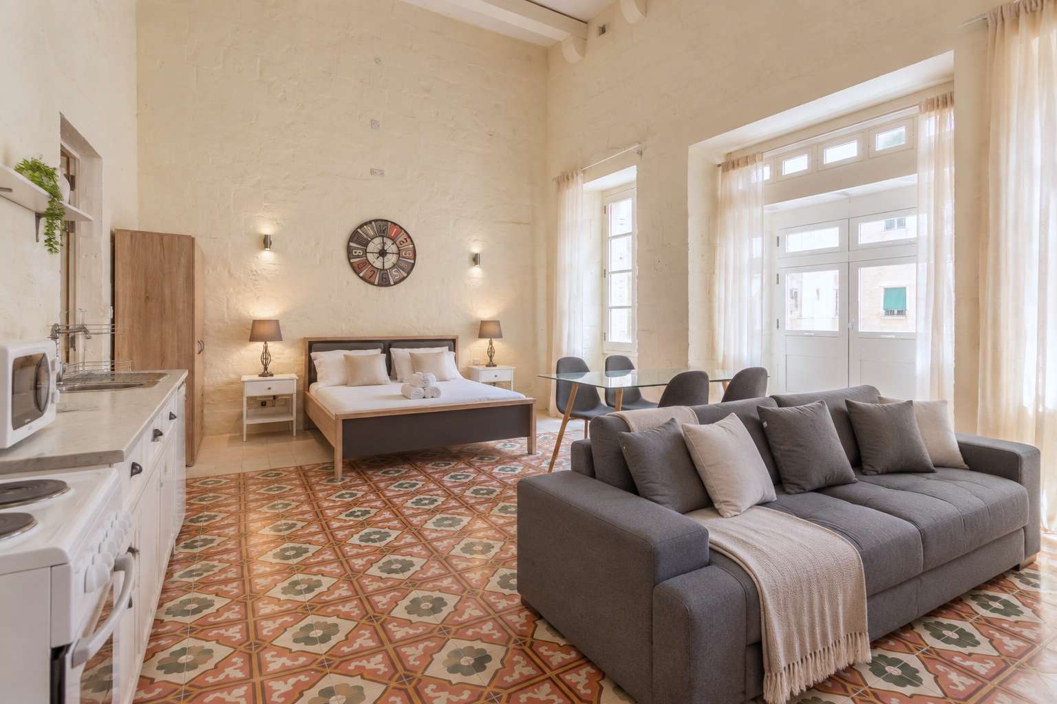 Historic Flat for 5 near St John's Cathedral