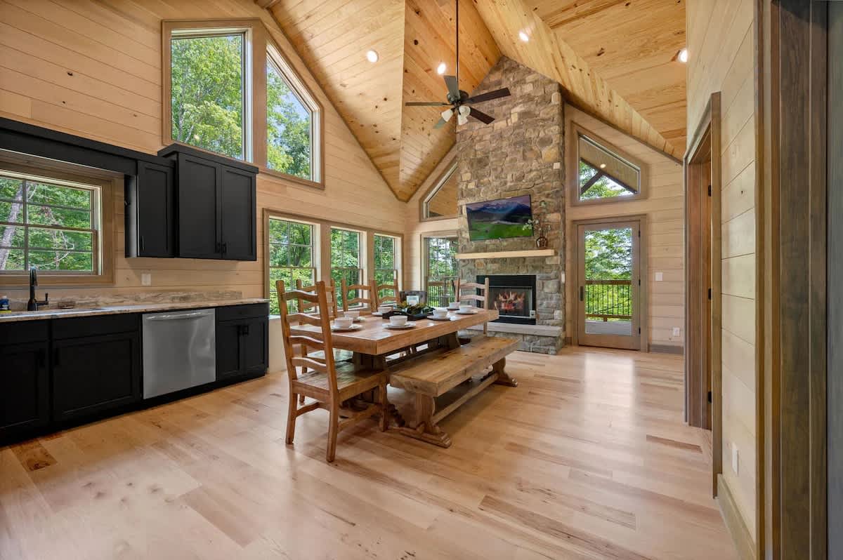 Lux Cabin, Hot Tub, Arcade, In and Out Fireplaces — Sevierville, TN — vacation rental