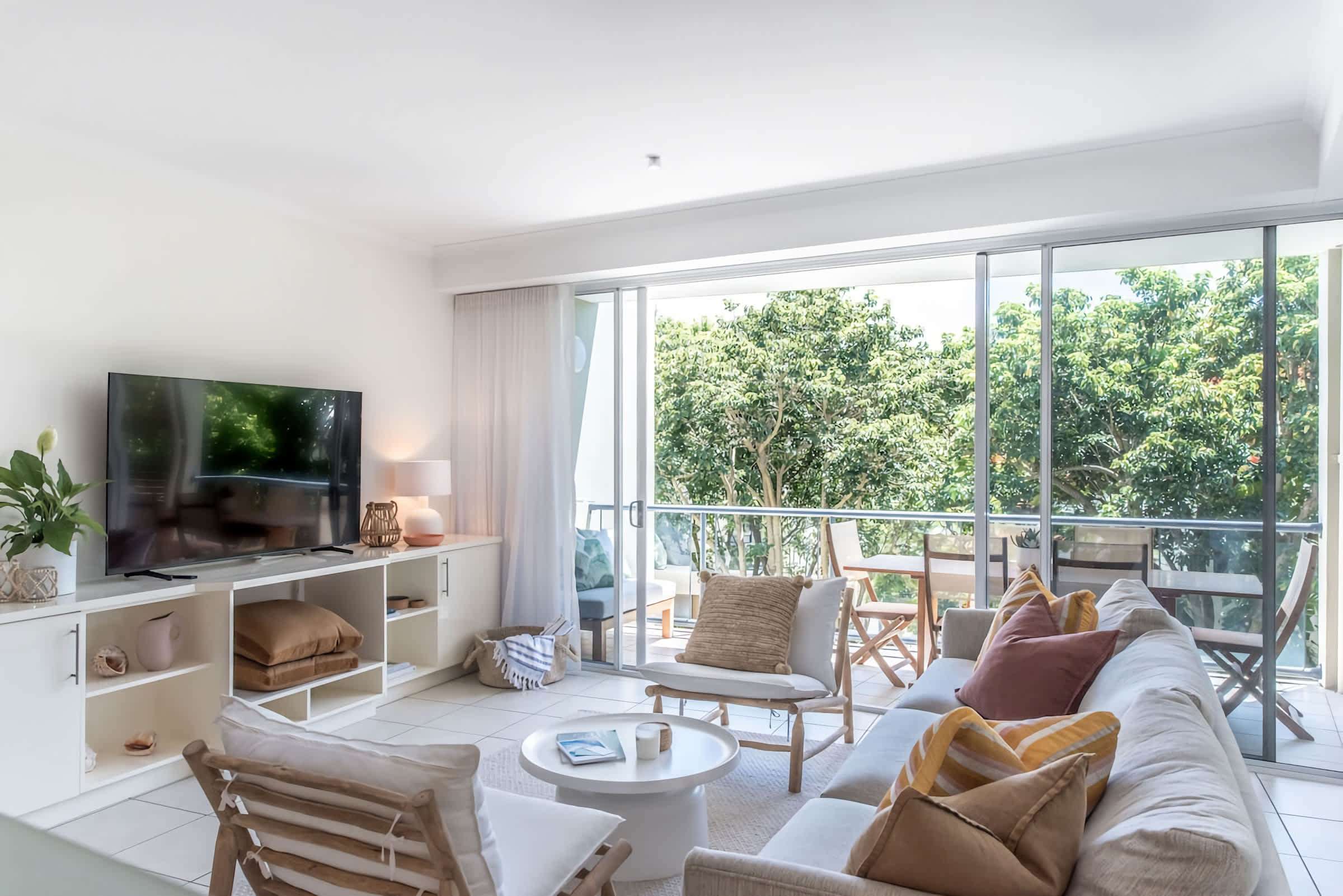 Heart of Sunshine Spacious Apt Pool and Garden