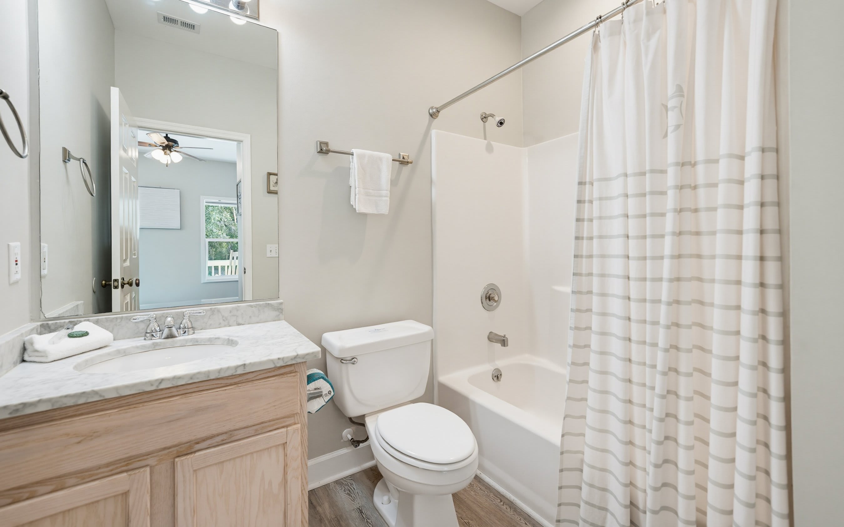 Bunk Bedroom En Suite Bathroom with Tub / Shower Combo