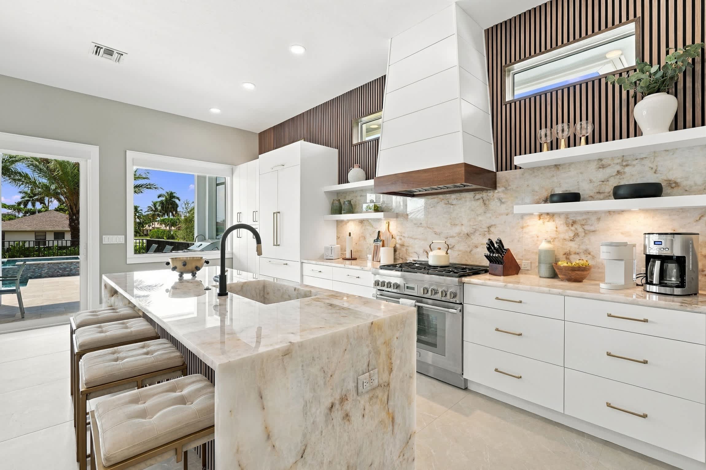 Luxury Home Close to Beach Saltwater Pool Spa