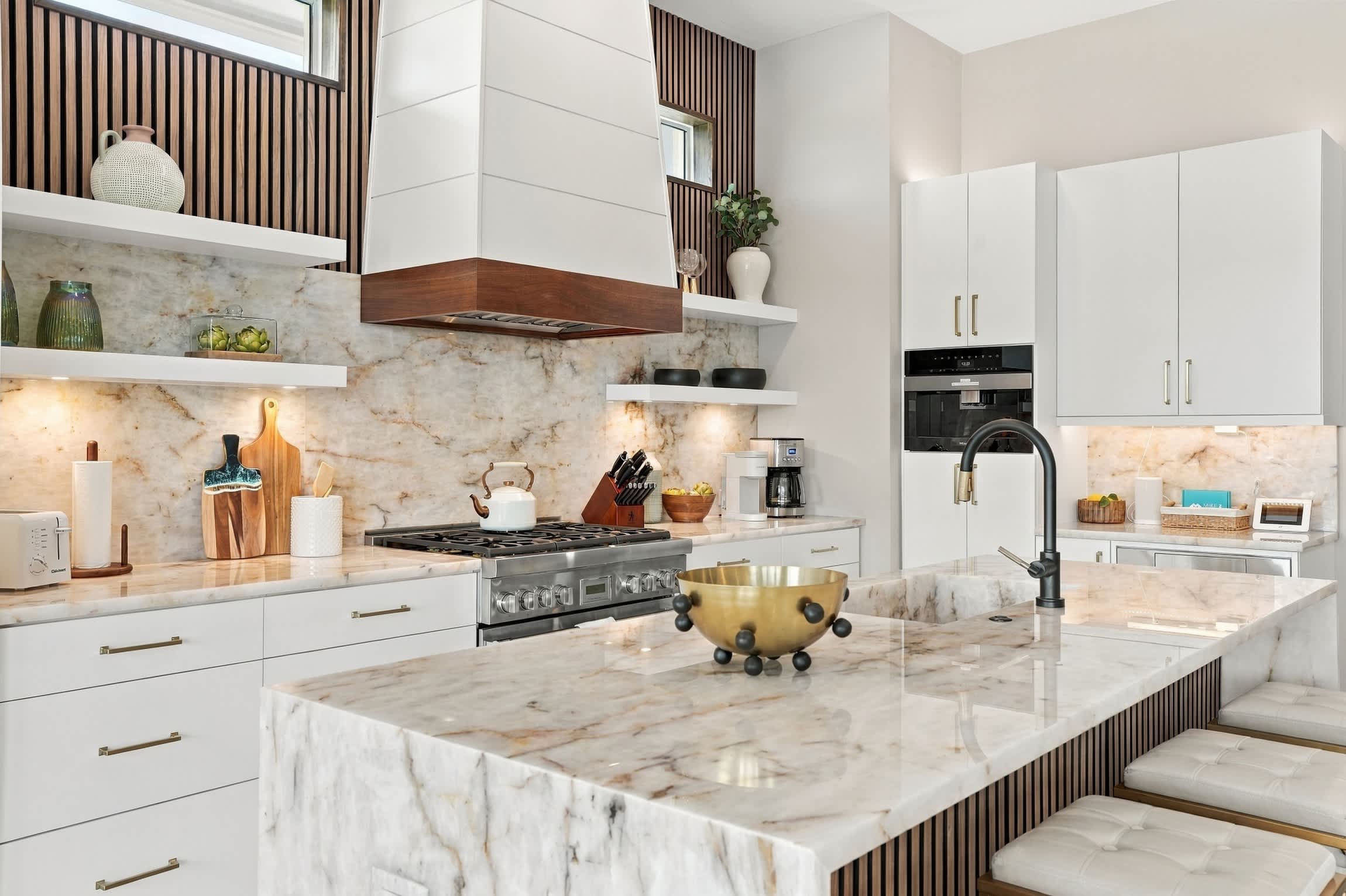 Luxury Home Close to Beach Saltwater Pool Spa | Photo 7