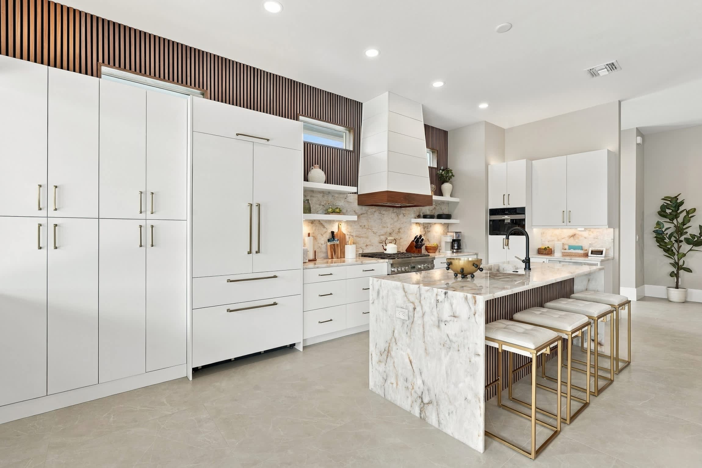 Luxury Home Close to Beach Saltwater Pool Spa | Photo 5