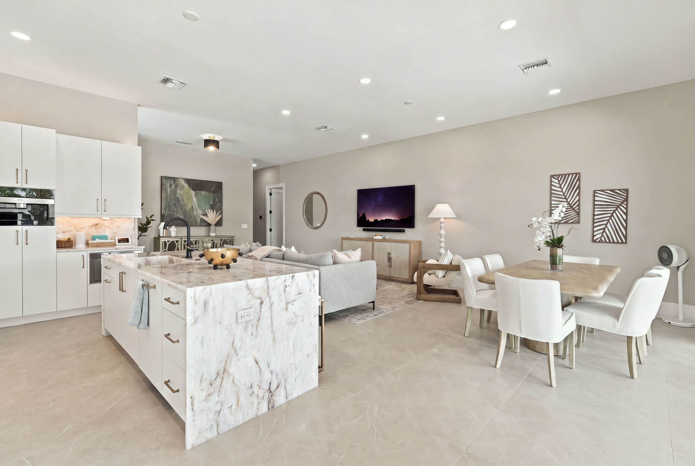 Luxury Home Close to Beach Saltwater Pool Spa | Photo 8