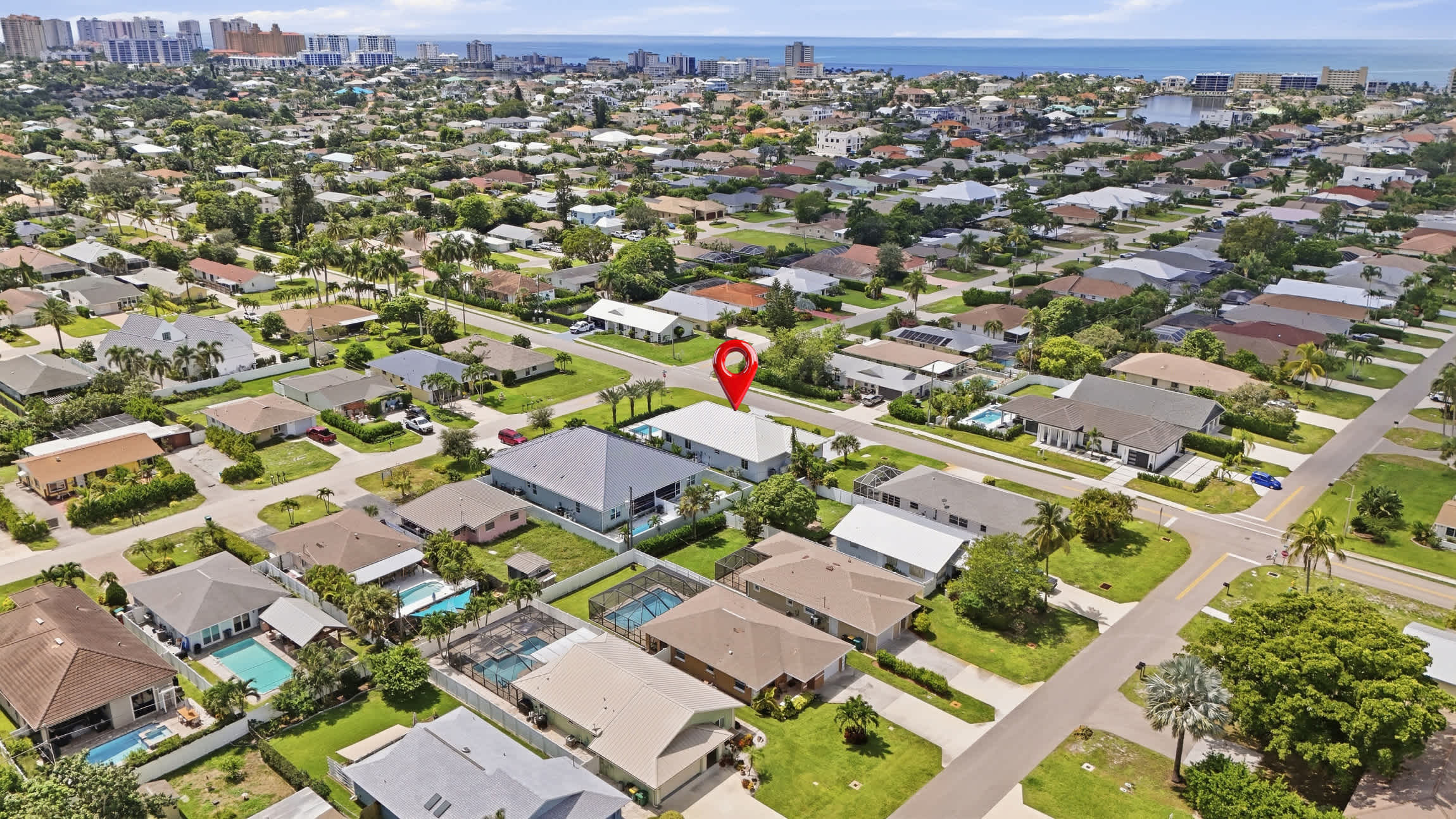Luxury Home Close to Beach Saltwater Pool Spa | Photo 3