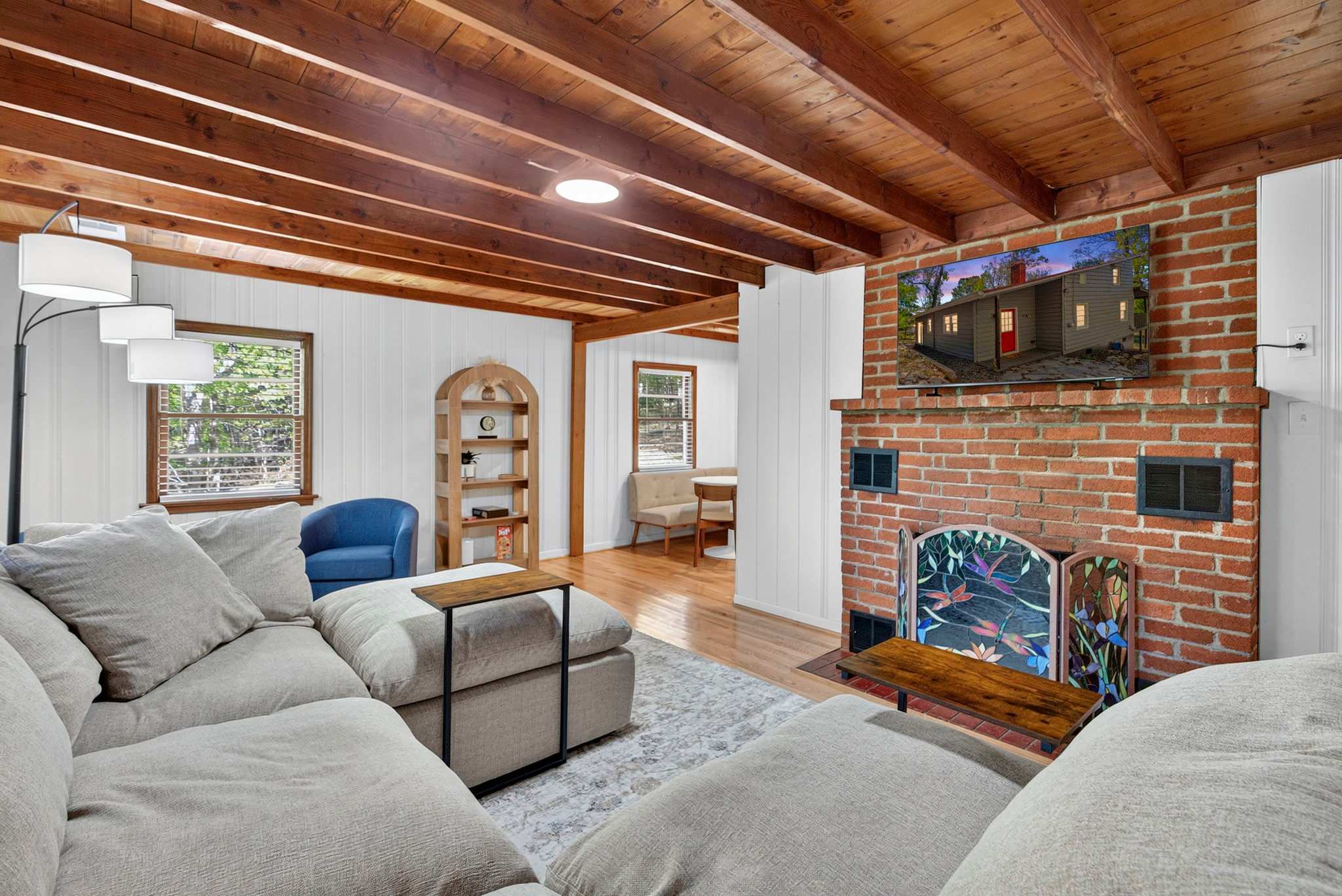 Spacious cabin w/river nearby, hot tub & fire pit