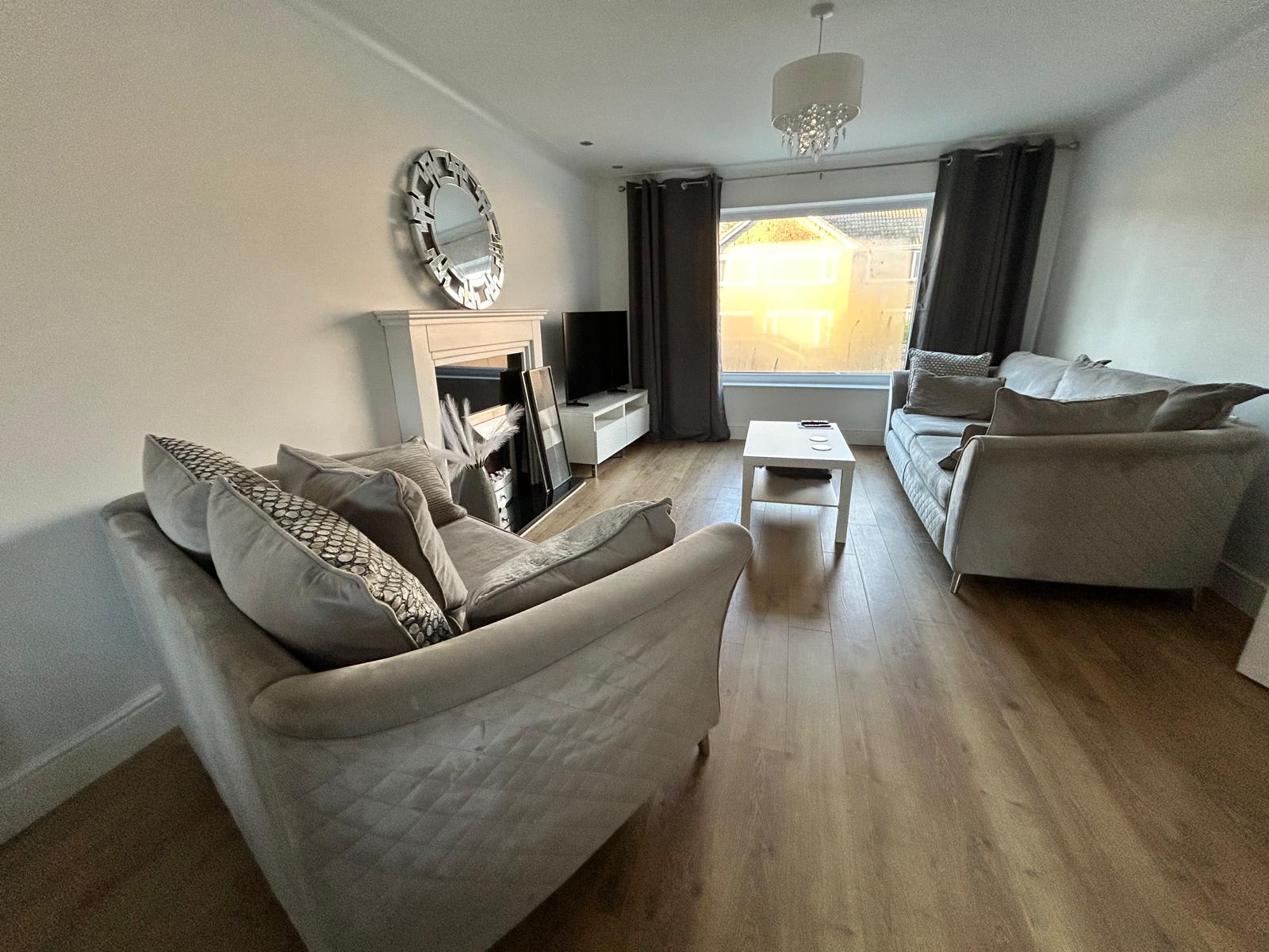 Spacious 2BR South Anston House Driveway Parking in Windsor Walk 26 S25 5EL - Property image 3 - VivreStays