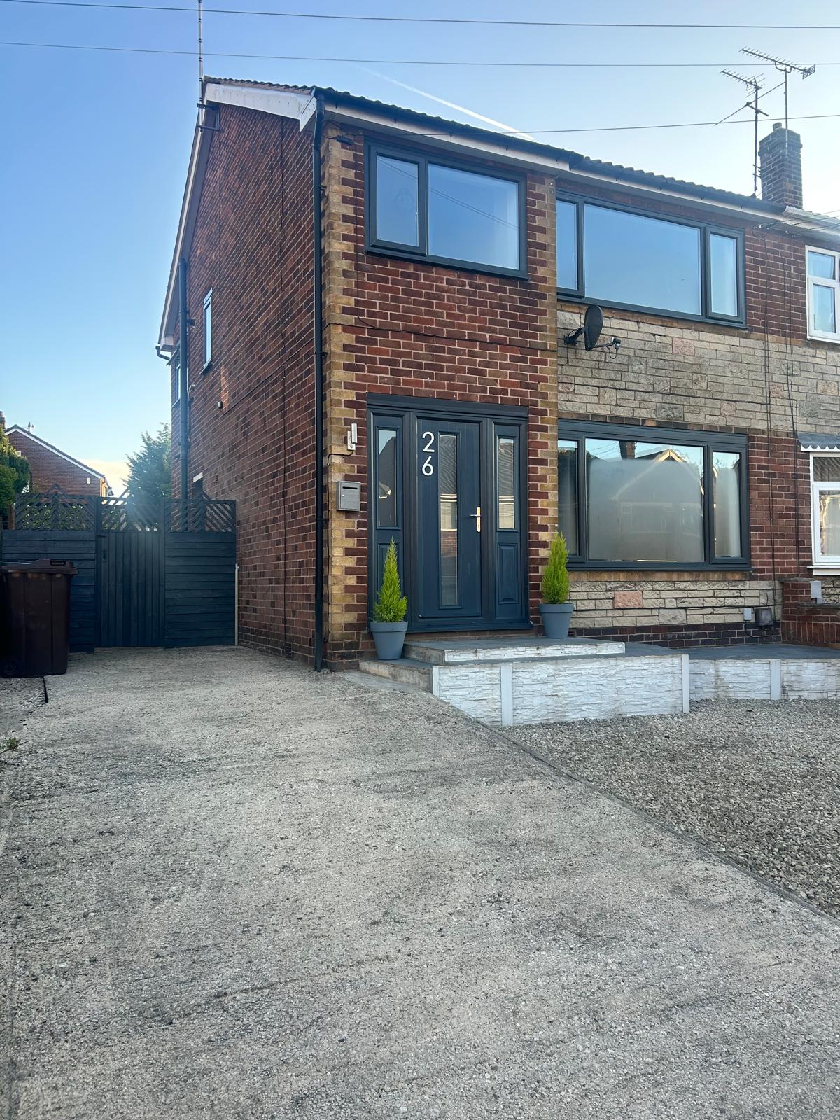 Spacious 2BR South Anston House Driveway Parking in Windsor Walk 26 S25 5EL - Property image 2 - VivreStays